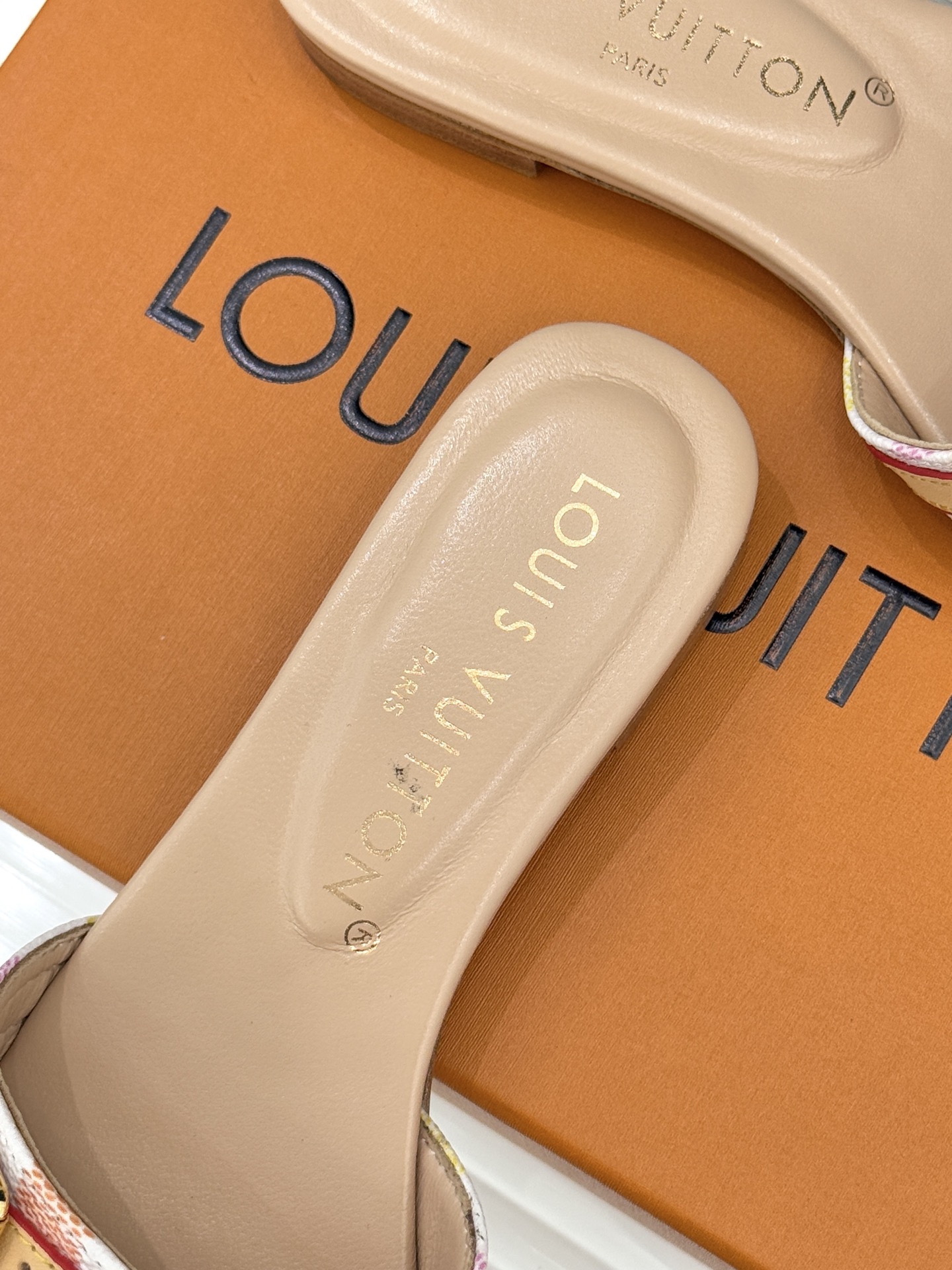 L*V驴家经典老花棋盘平底拖鞋经典棋盘格元素宛如一颗璀璨星辰以标志性老花皮革打造皮带式鞋身经典纹路镌刻百