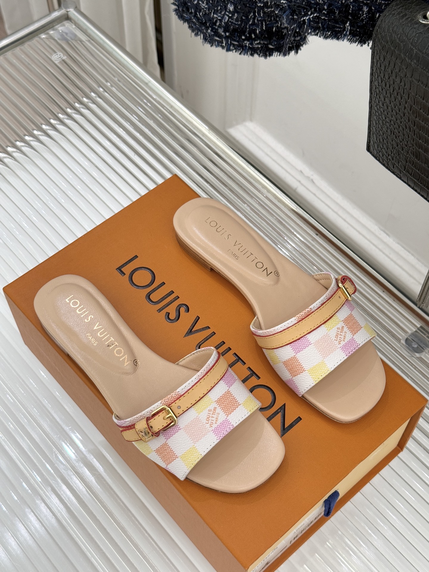 L*V驴家经典老花棋盘平底拖鞋经典棋盘格元素宛如一颗璀璨星辰以标志性老花皮革打造皮带式鞋身经典纹路镌刻百