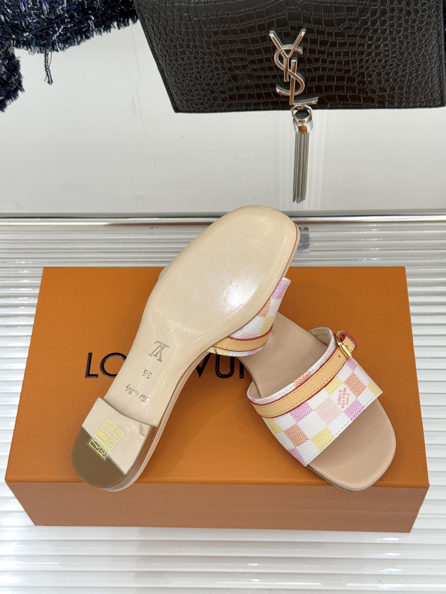 L*V驴家经典老花棋盘平底拖鞋经典棋盘格元素宛如一颗璀璨星辰以标志性老花皮革打造皮带式鞋身经典纹路镌刻百