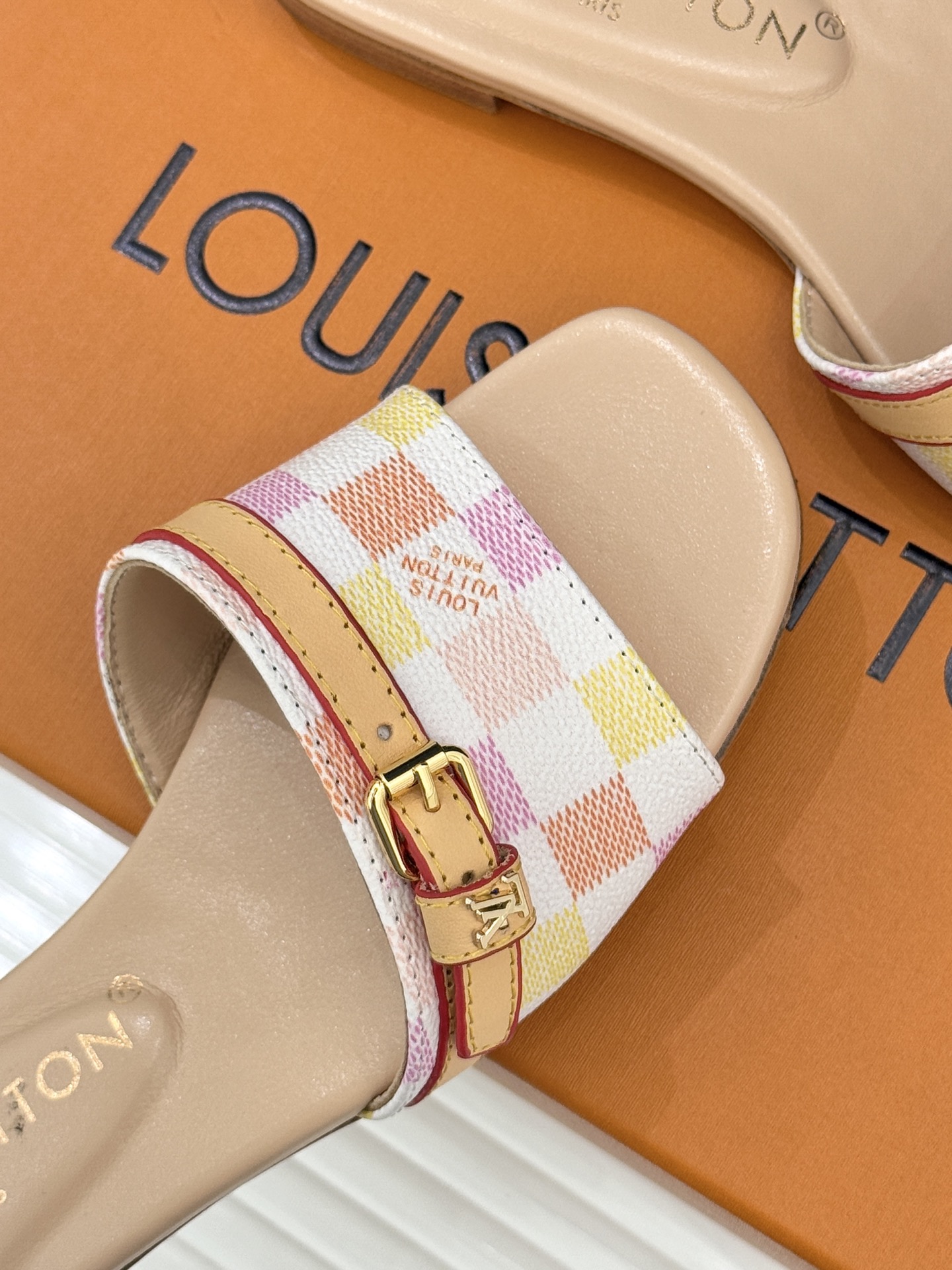 L*V驴家经典老花棋盘平底拖鞋经典棋盘格元素宛如一颗璀璨星辰以标志性老花皮革打造皮带式鞋身经典纹路镌刻百