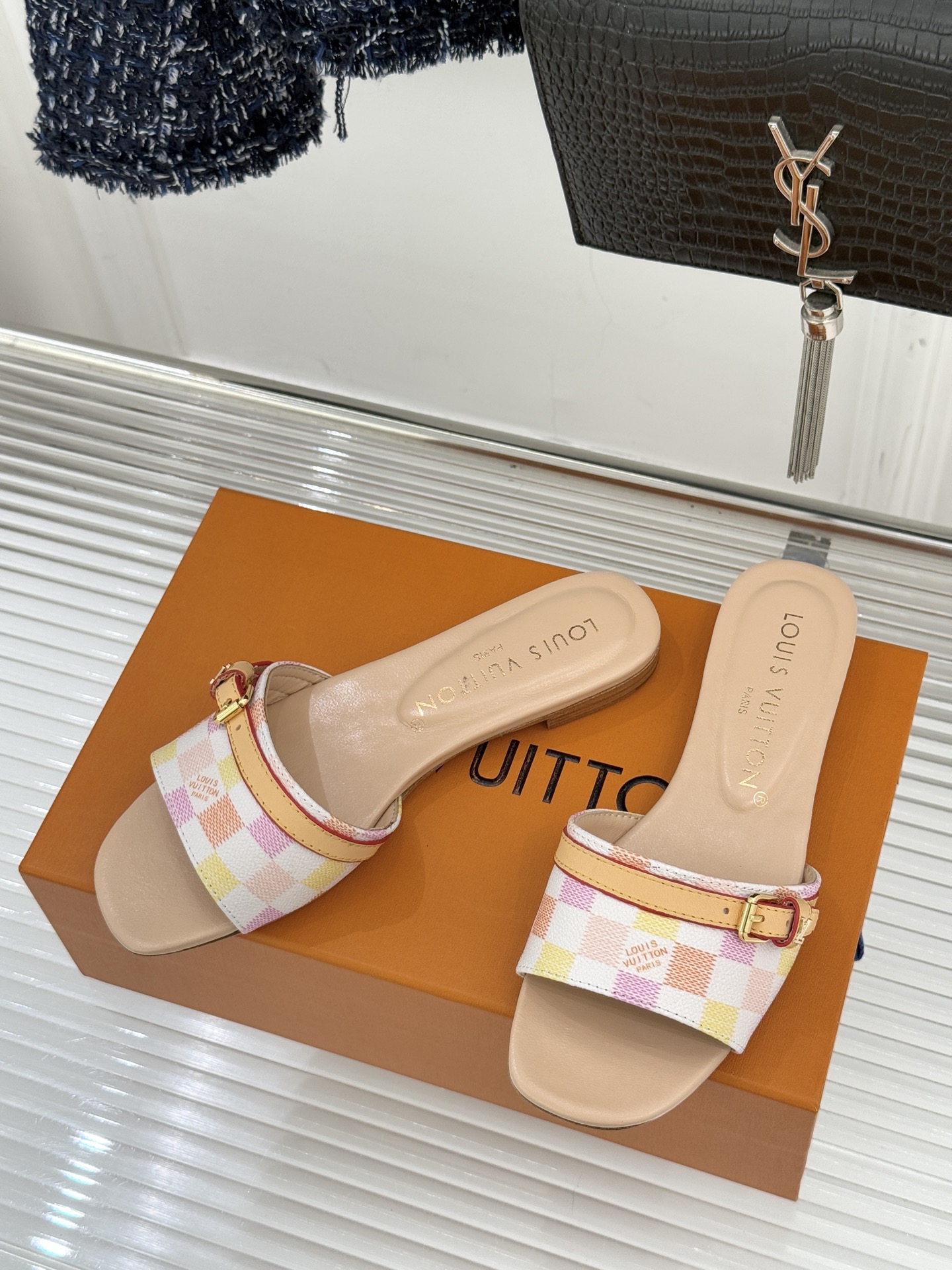 L*V驴家经典老花棋盘平底拖鞋经典棋盘格元素宛如一颗璀璨星辰以标志性老花皮革打造皮带式鞋身经典纹路镌刻百