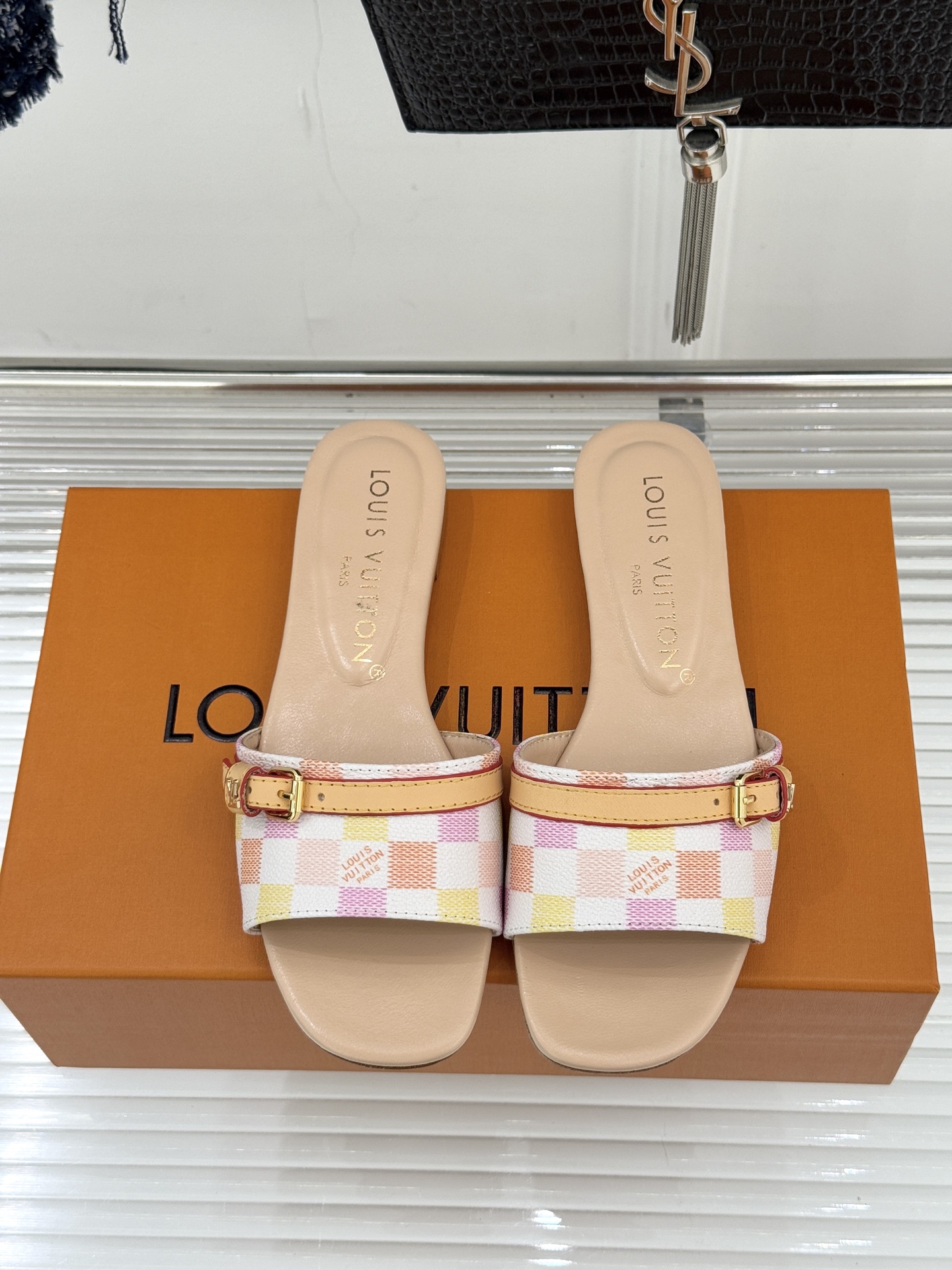 L*V驴家经典老花棋盘平底拖鞋经典棋盘格元素宛如一颗璀璨星辰以标志性老花皮革打造皮带式鞋身经典纹路镌刻百