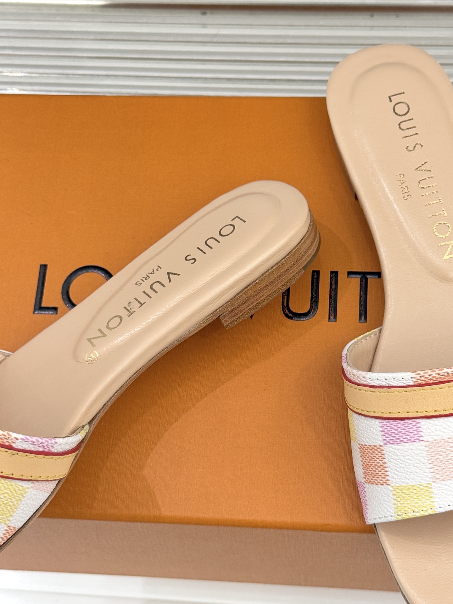 L*V驴家经典老花棋盘平底拖鞋经典棋盘格元素宛如一颗璀璨星辰以标志性老花皮革打造皮带式鞋身经典纹路镌刻百