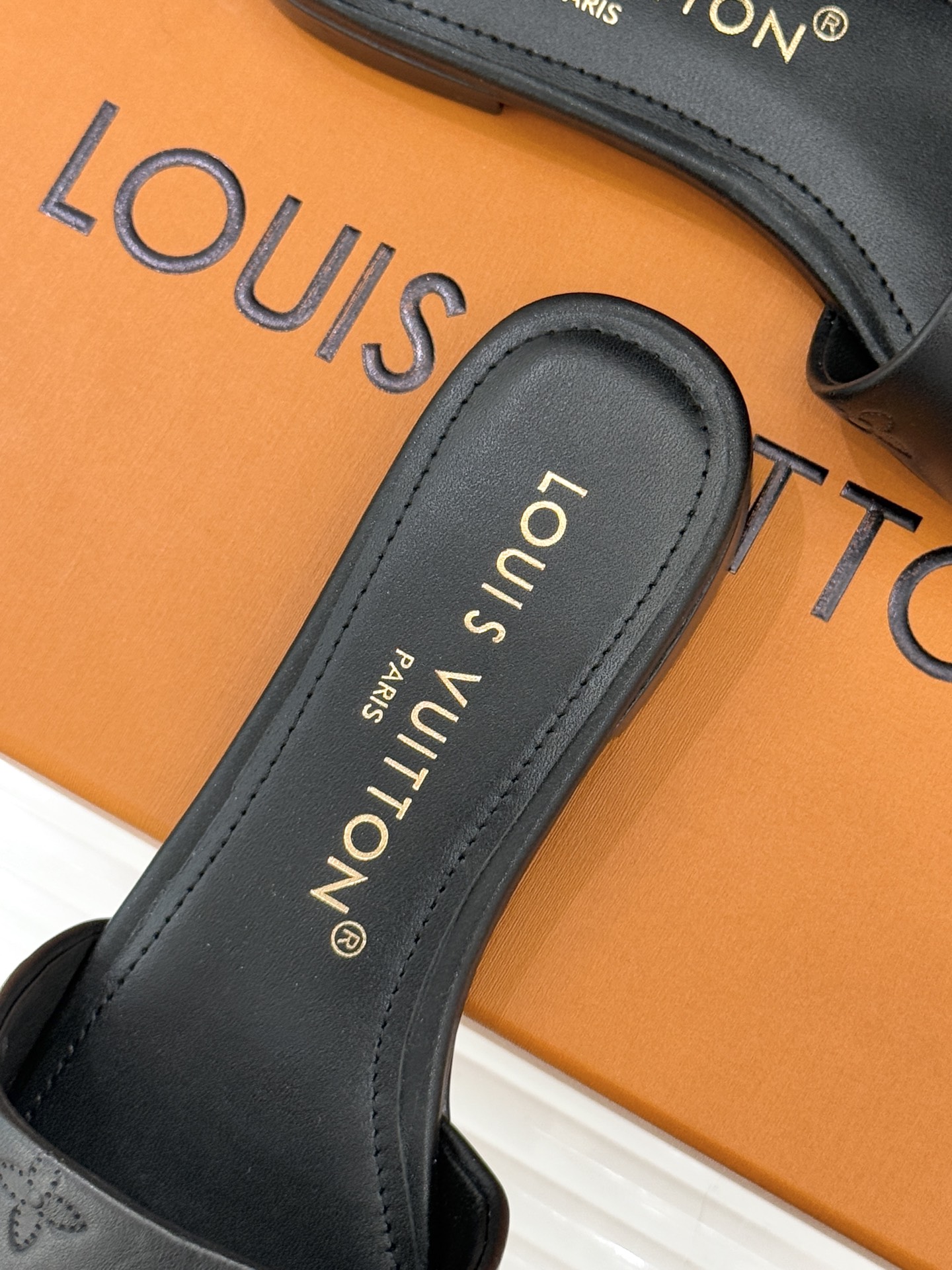 L*V驴家经典压花平底高跟拖鞋🆕小红书超级爆款经典经典压花设计 清新俏皮 穿搭率极高 百搭又吸睛大方又百