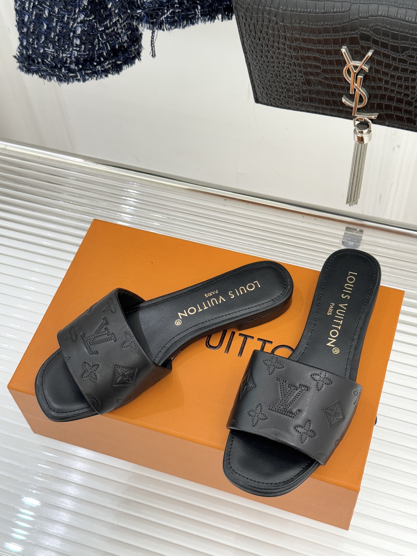 L*V驴家经典压花平底高跟拖鞋🆕小红书超级爆款经典经典压花设计 清新俏皮 穿搭率极高 百搭又吸睛大方又百