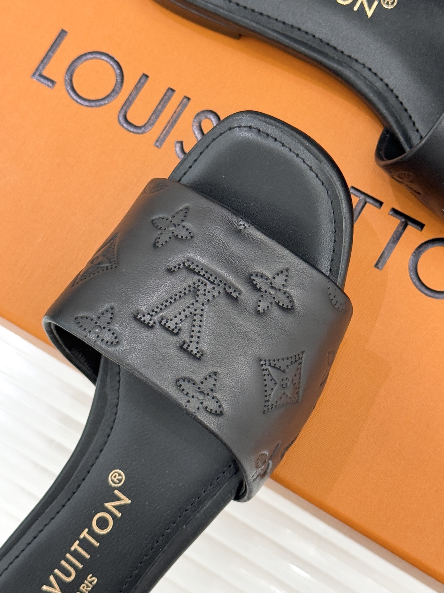 L*V驴家经典压花平底高跟拖鞋🆕小红书超级爆款经典经典压花设计 清新俏皮 穿搭率极高 百搭又吸睛大方又百