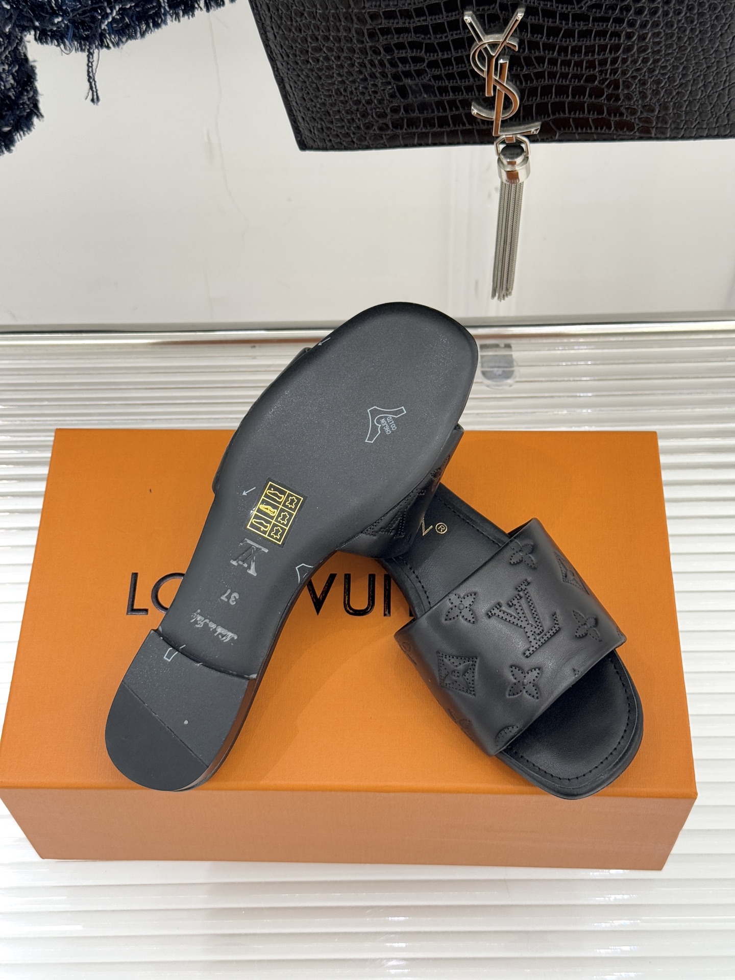 L*V驴家经典压花平底高跟拖鞋🆕小红书超级爆款经典经典压花设计 清新俏皮 穿搭率极高 百搭又吸睛大方又百