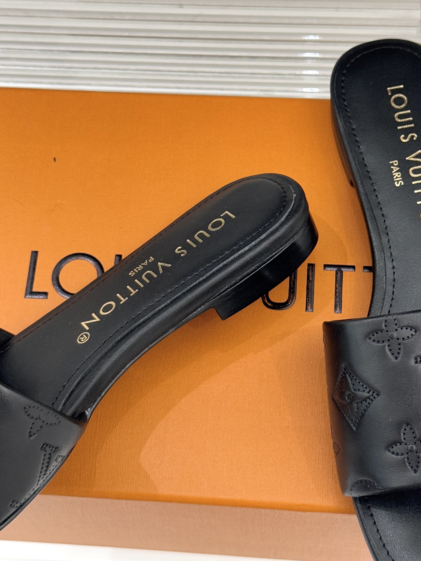 L*V驴家经典压花平底高跟拖鞋🆕小红书超级爆款经典经典压花设计 清新俏皮 穿搭率极高 百搭又吸睛大方又百