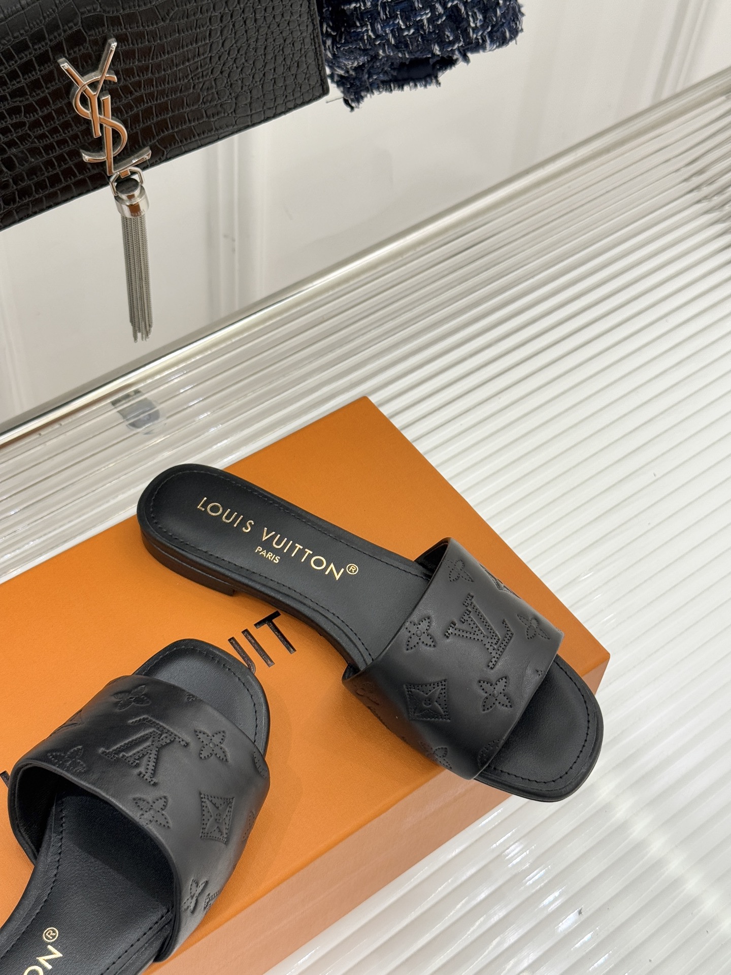 L*V驴家经典压花平底高跟拖鞋🆕小红书超级爆款经典经典压花设计 清新俏皮 穿搭率极高 百搭又吸睛大方又百