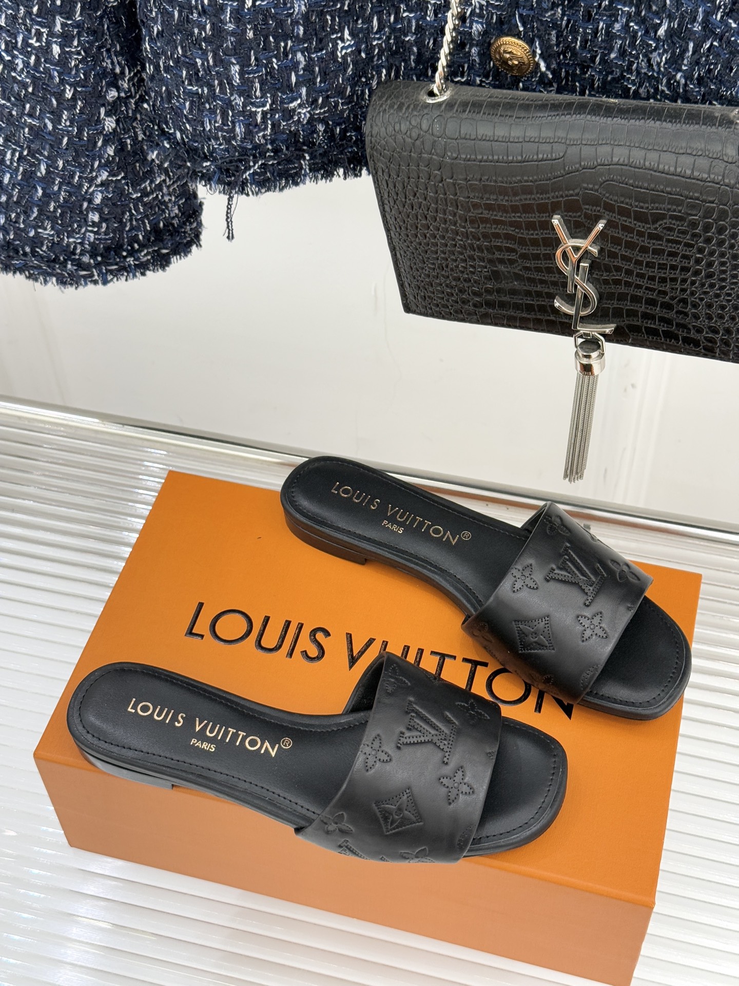 L*V驴家经典压花平底高跟拖鞋🆕小红书超级爆款经典经典压花设计 清新俏皮 穿搭率极高 百搭又吸睛大方又百