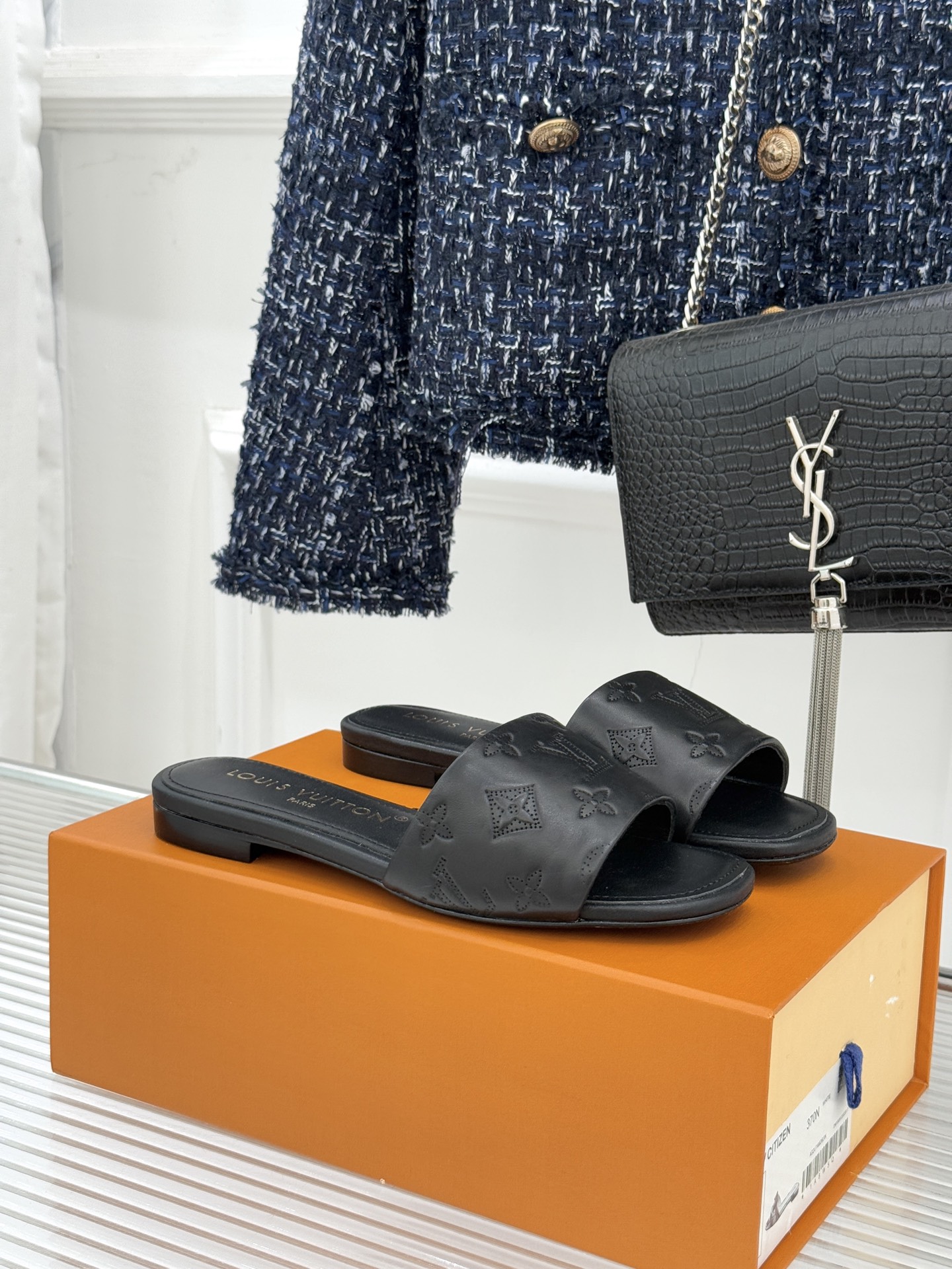 L*V驴家经典压花平底高跟拖鞋🆕小红书超级爆款经典经典压花设计 清新俏皮 穿搭率极高 百搭又吸睛大方又百