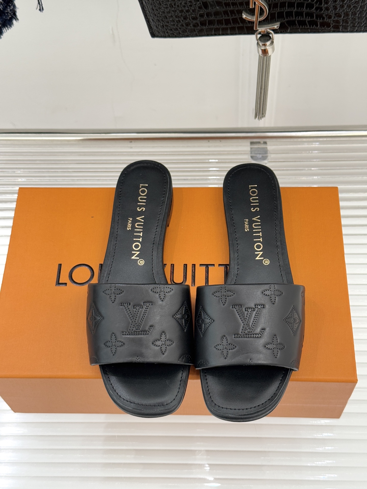 L*V驴家经典压花平底高跟拖鞋🆕小红书超级爆款经典经典压花设计 清新俏皮 穿搭率极高 百搭又吸睛大方又百