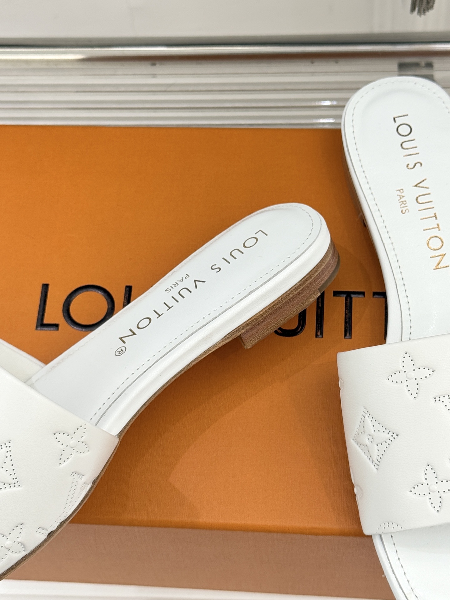 L*V驴家经典压花平底高跟拖鞋🆕小红书超级爆款经典经典压花设计 清新俏皮 穿搭率极高 百搭又吸睛大方又百