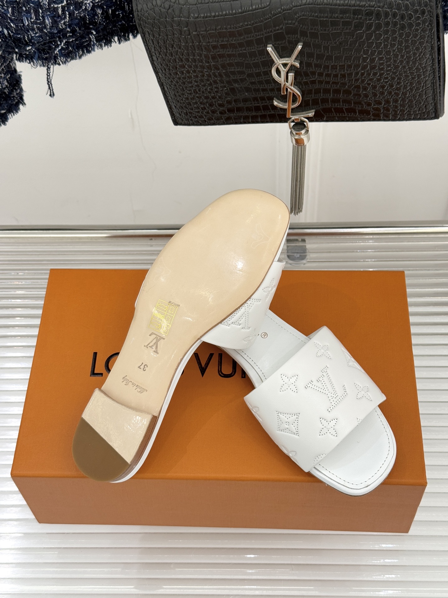 L*V驴家经典压花平底高跟拖鞋🆕小红书超级爆款经典经典压花设计 清新俏皮 穿搭率极高 百搭又吸睛大方又百