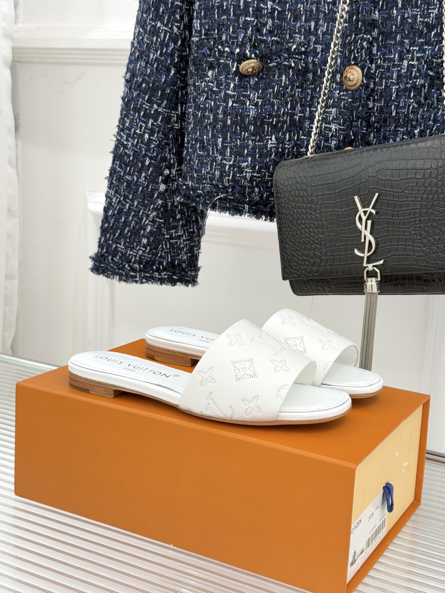 L*V驴家经典压花平底高跟拖鞋🆕小红书超级爆款经典经典压花设计 清新俏皮 穿搭率极高 百搭又吸睛大方又百