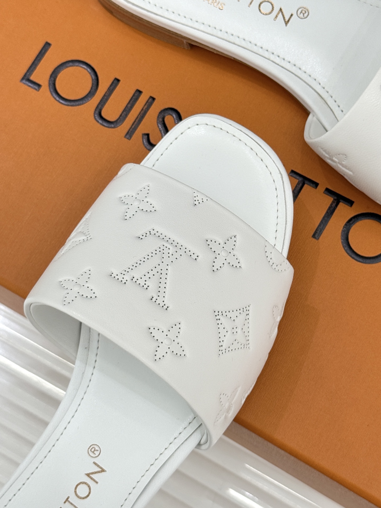 L*V驴家经典压花平底高跟拖鞋🆕小红书超级爆款经典经典压花设计 清新俏皮 穿搭率极高 百搭又吸睛大方又百