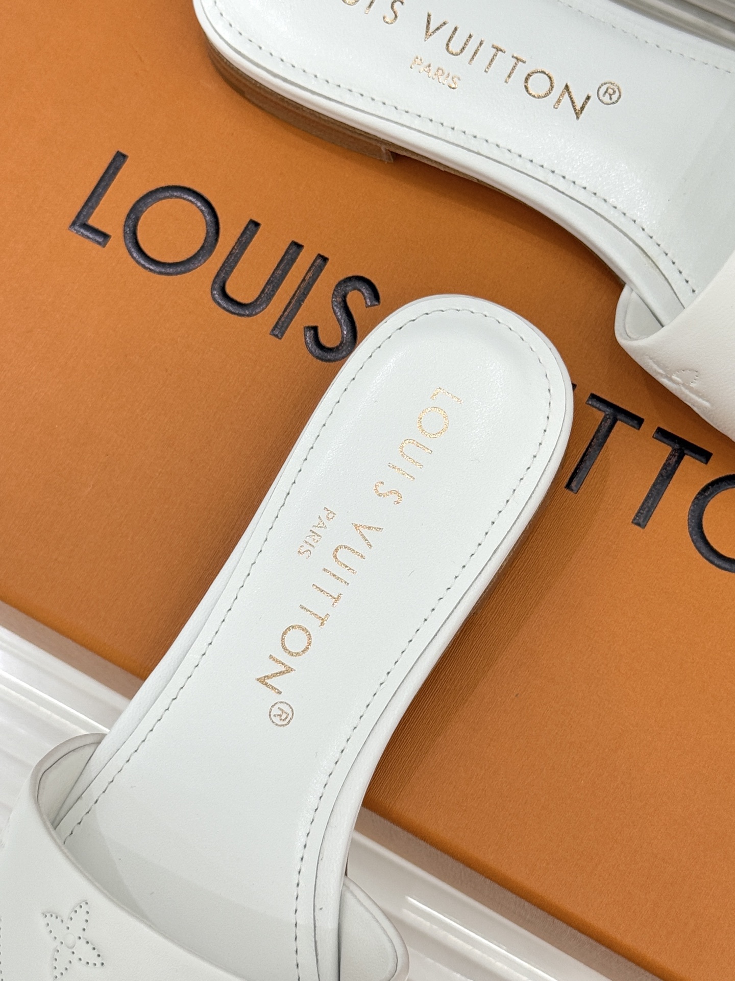 L*V驴家经典压花平底高跟拖鞋🆕小红书超级爆款经典经典压花设计 清新俏皮 穿搭率极高 百搭又吸睛大方又百