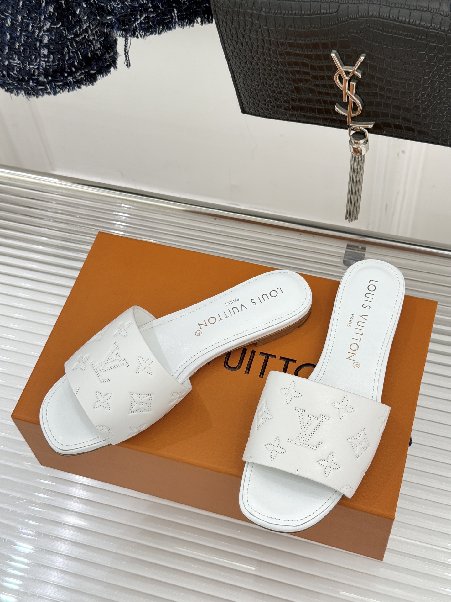 L*V驴家经典压花平底高跟拖鞋🆕小红书超级爆款经典经典压花设计 清新俏皮 穿搭率极高 百搭又吸睛大方又百