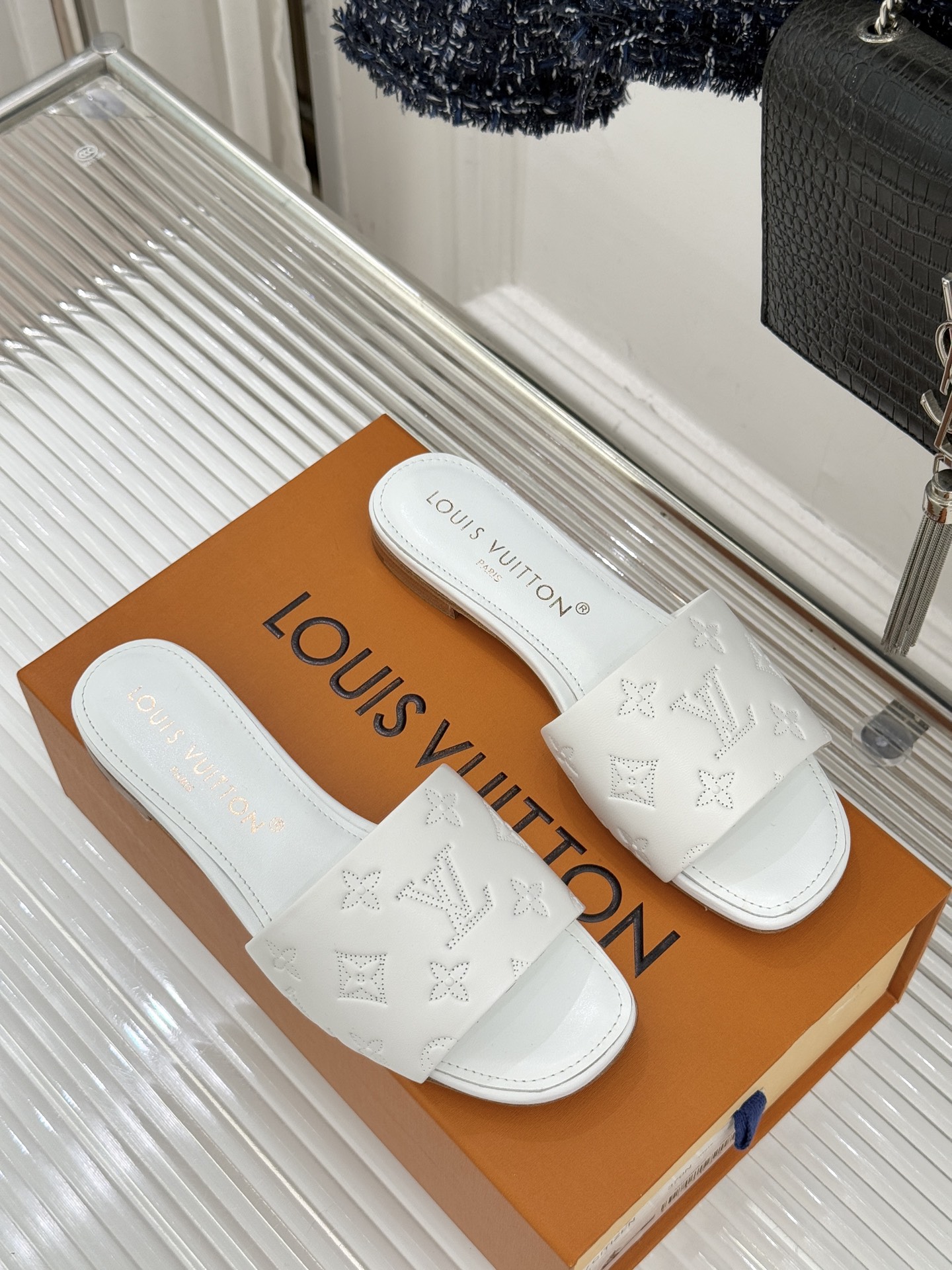 L*V驴家经典压花平底高跟拖鞋🆕小红书超级爆款经典经典压花设计 清新俏皮 穿搭率极高 百搭又吸睛大方又百