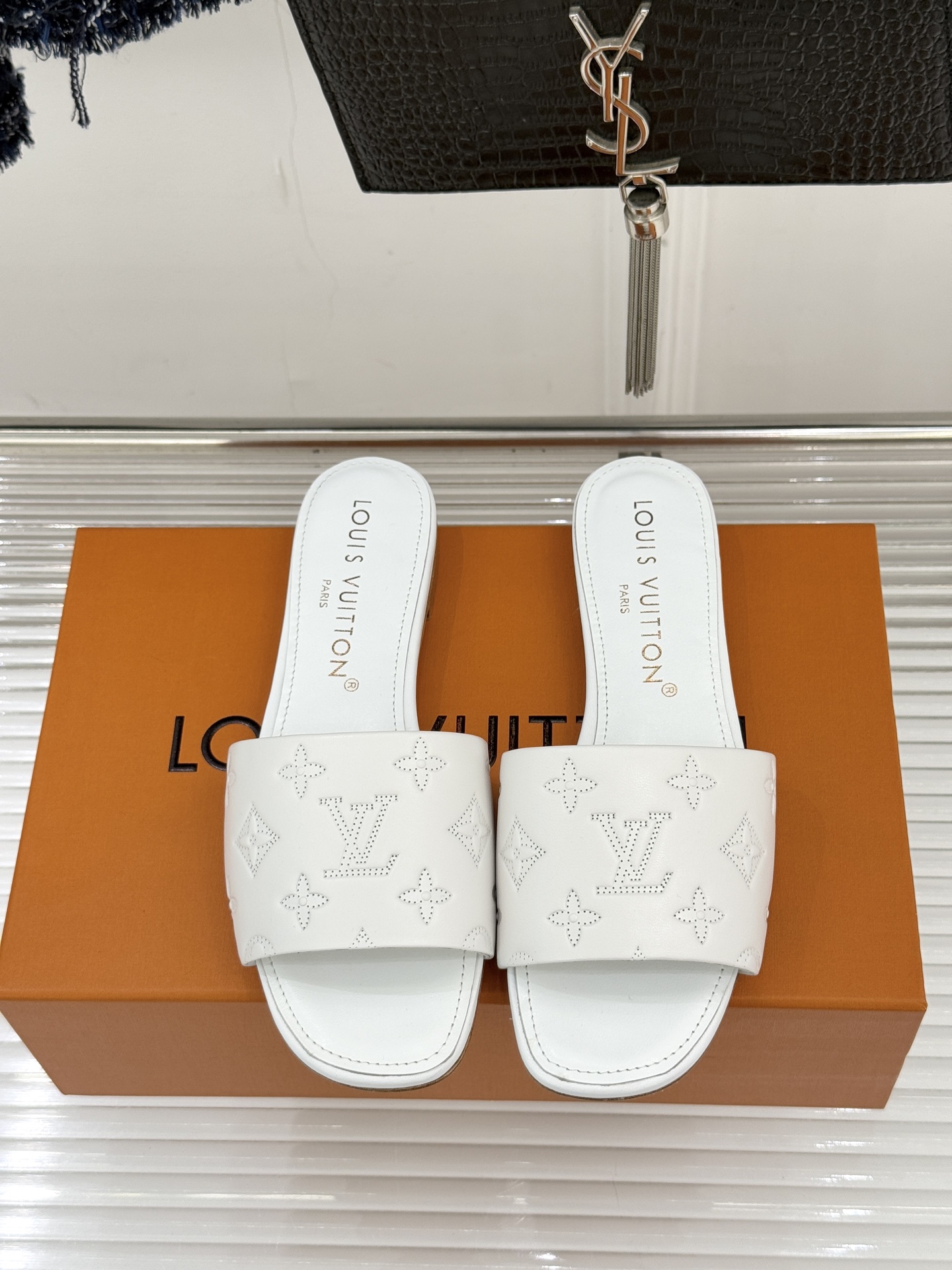 L*V驴家经典压花平底高跟拖鞋🆕小红书超级爆款经典经典压花设计 清新俏皮 穿搭率极高 百搭又吸睛大方又百