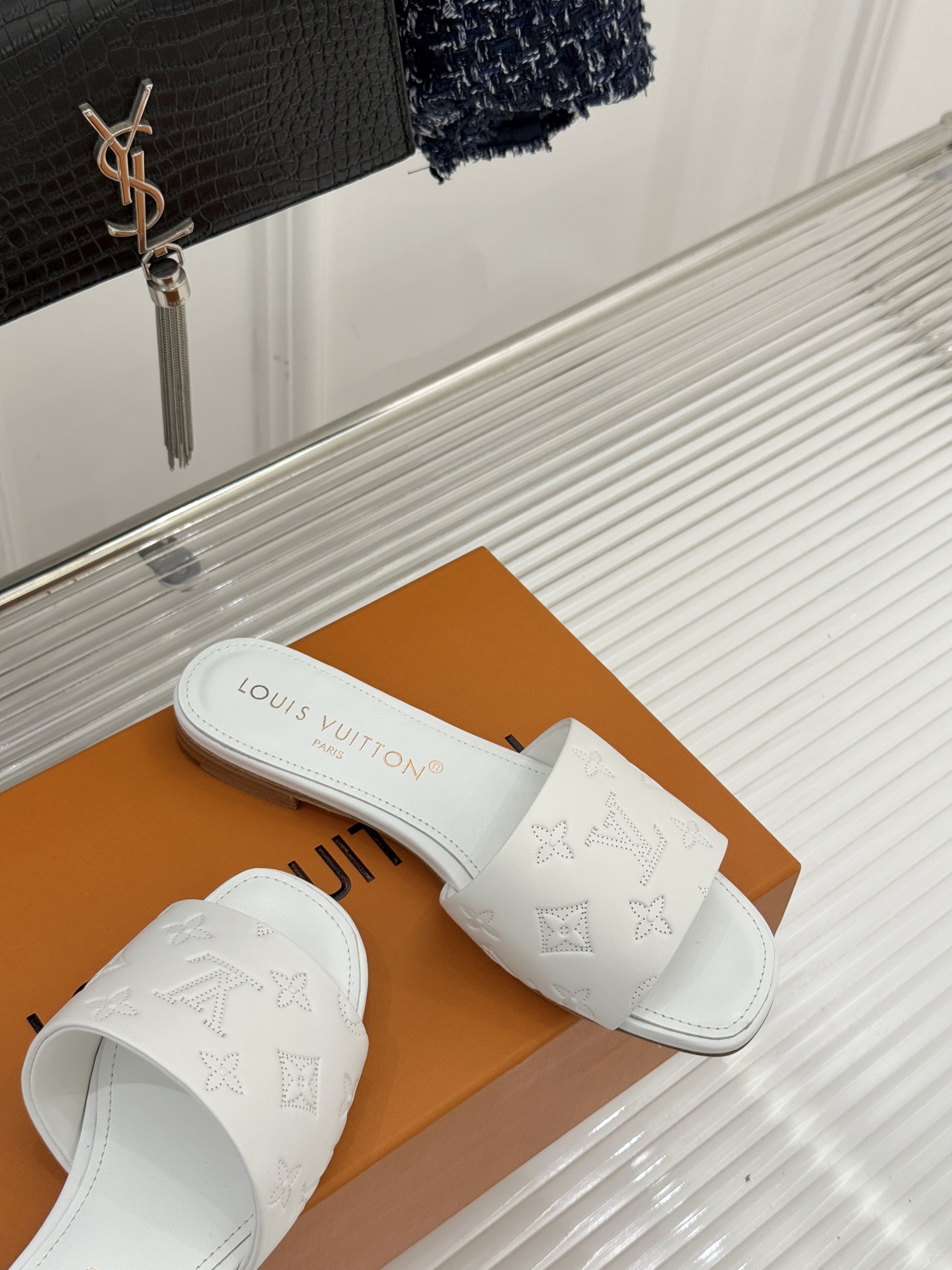 L*V驴家经典压花平底高跟拖鞋🆕小红书超级爆款经典经典压花设计 清新俏皮 穿搭率极高 百搭又吸睛大方又百