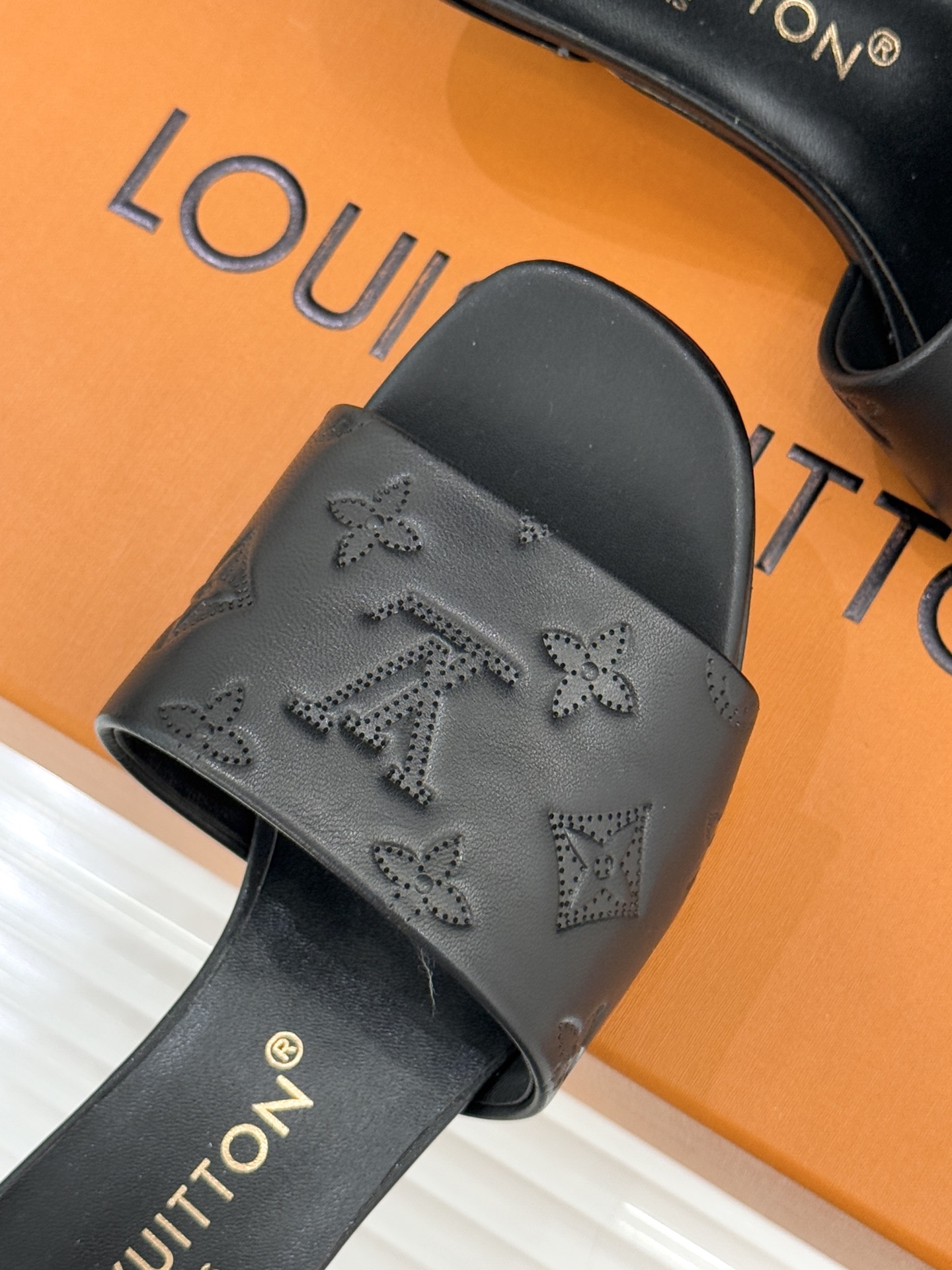 L*V驴家经典压花平底高跟拖鞋🆕小红书超级爆款经典经典压花设计 清新俏皮 穿搭率极高 百搭又吸睛大方又百