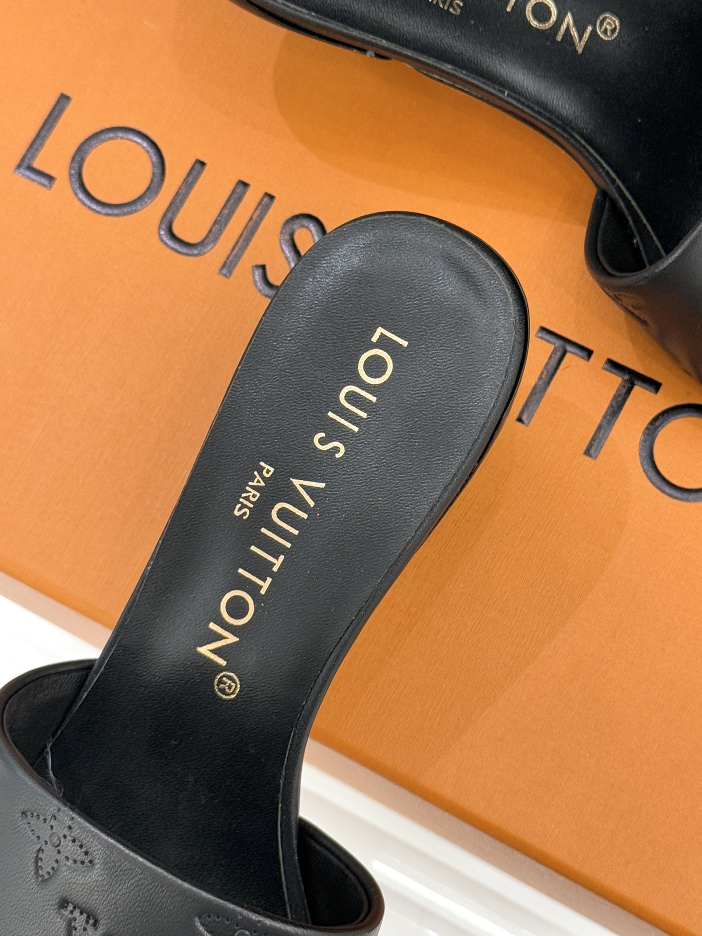 L*V驴家经典压花平底高跟拖鞋🆕小红书超级爆款经典经典压花设计 清新俏皮 穿搭率极高 百搭又吸睛大方又百