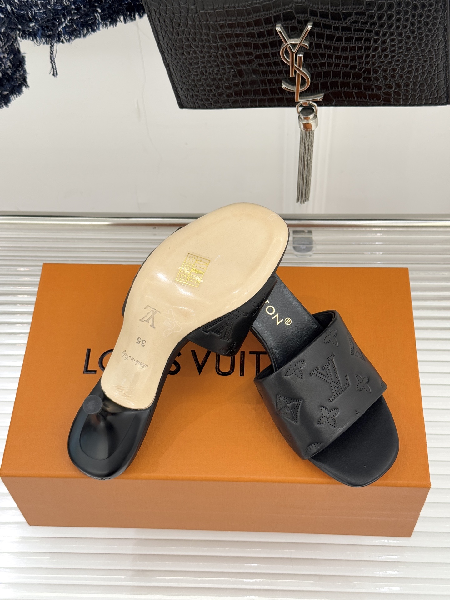 L*V驴家经典压花平底高跟拖鞋🆕小红书超级爆款经典经典压花设计 清新俏皮 穿搭率极高 百搭又吸睛大方又百