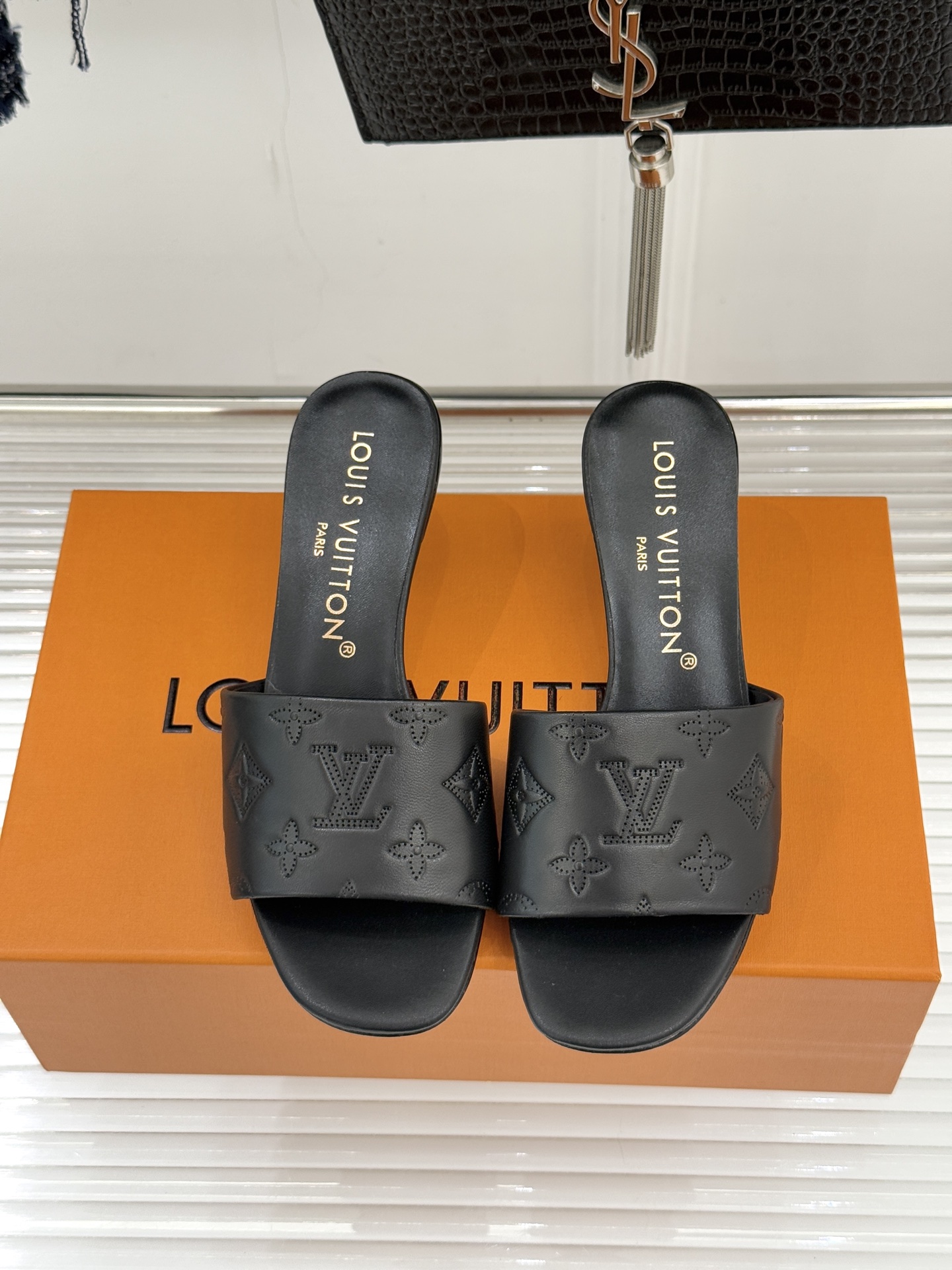 L*V驴家经典压花平底高跟拖鞋🆕小红书超级爆款经典经典压花设计 清新俏皮 穿搭率极高 百搭又吸睛大方又百