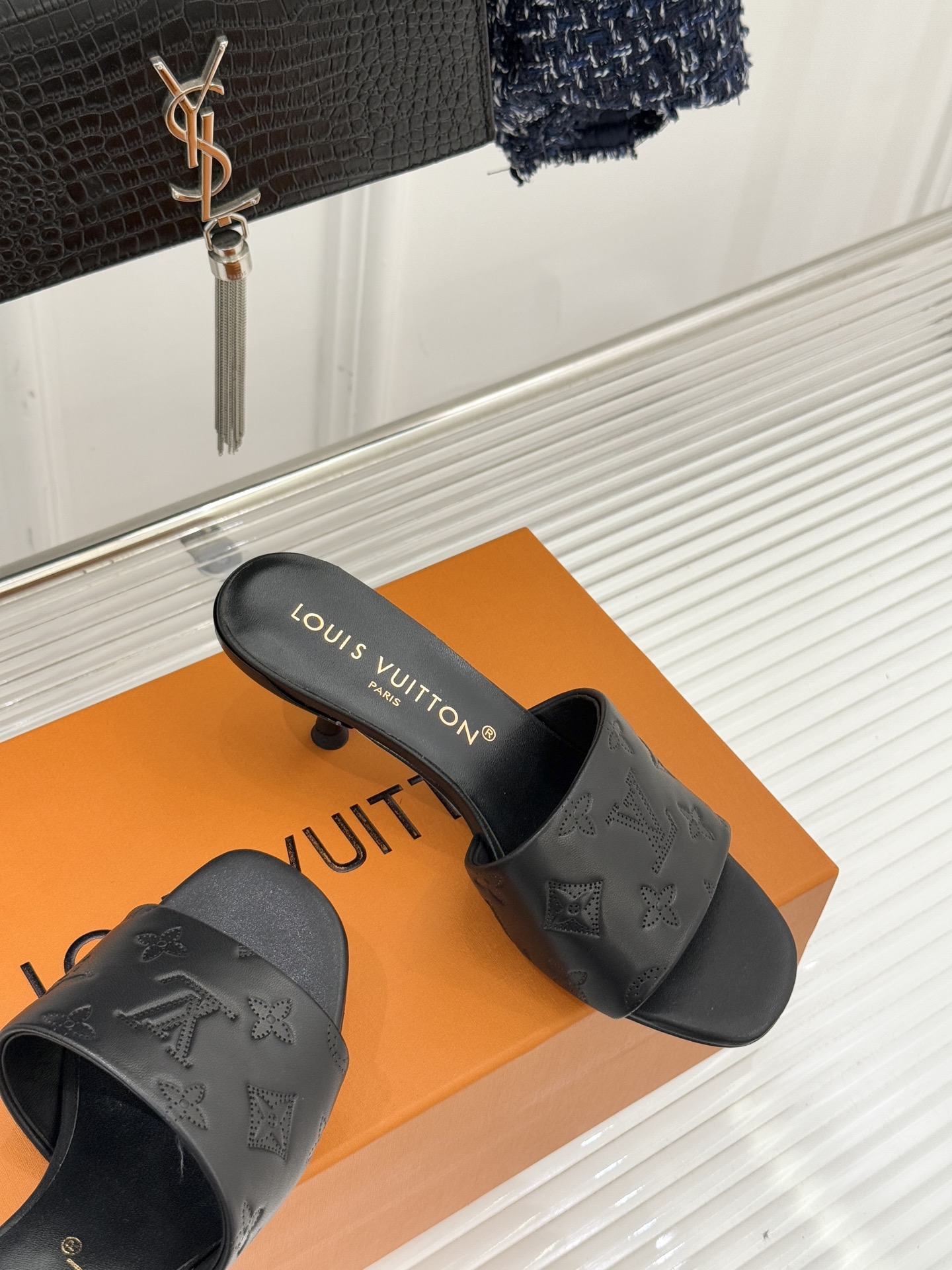 L*V驴家经典压花平底高跟拖鞋🆕小红书超级爆款经典经典压花设计 清新俏皮 穿搭率极高 百搭又吸睛大方又百