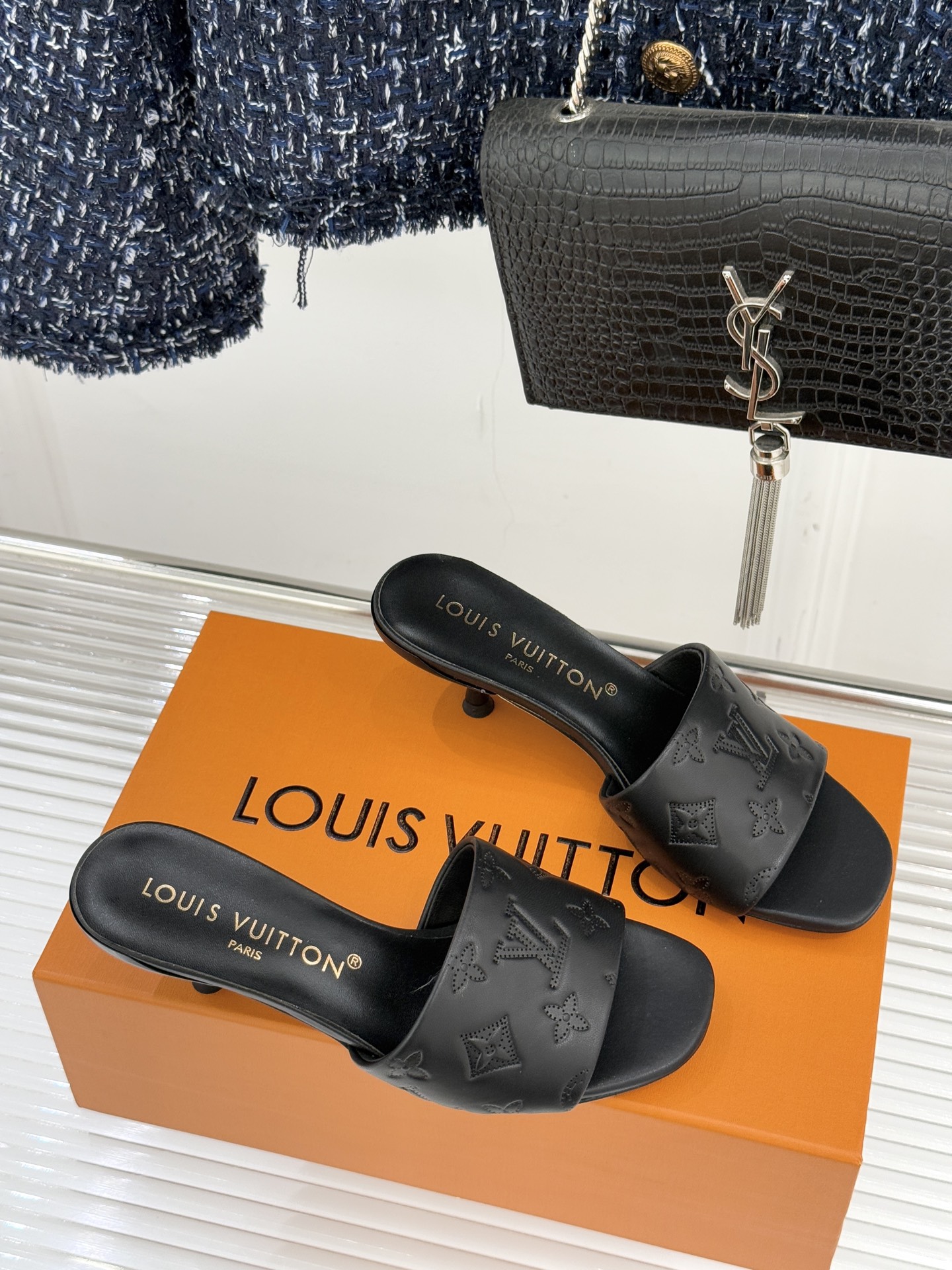 L*V驴家经典压花平底高跟拖鞋🆕小红书超级爆款经典经典压花设计 清新俏皮 穿搭率极高 百搭又吸睛大方又百