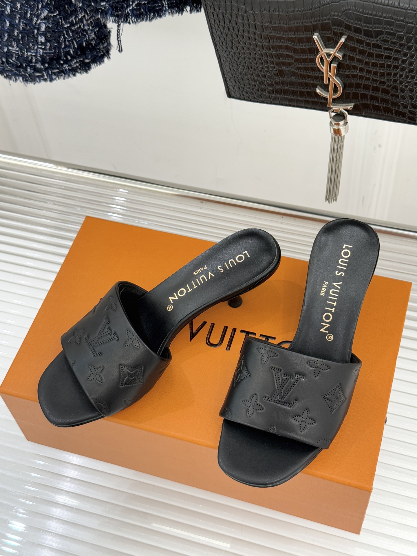 L*V驴家经典压花平底高跟拖鞋🆕小红书超级爆款经典经典压花设计 清新俏皮 穿搭率极高 百搭又吸睛大方又百