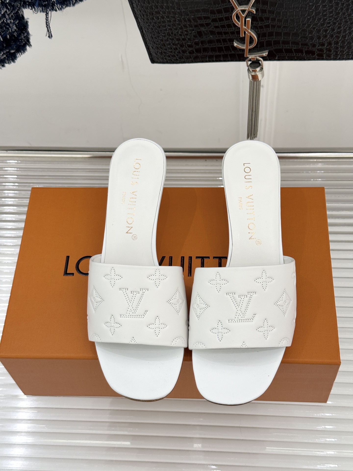 L*V驴家经典压花平底高跟拖鞋🆕小红书超级爆款经典经典压花设计 清新俏皮 穿搭率极高 百搭又吸睛大方又百