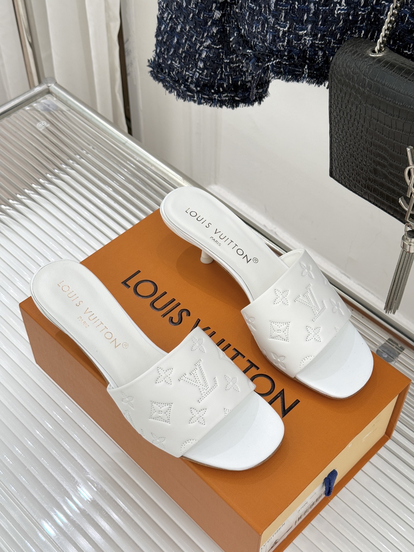 L*V驴家经典压花平底高跟拖鞋🆕小红书超级爆款经典经典压花设计 清新俏皮 穿搭率极高 百搭又吸睛大方又百