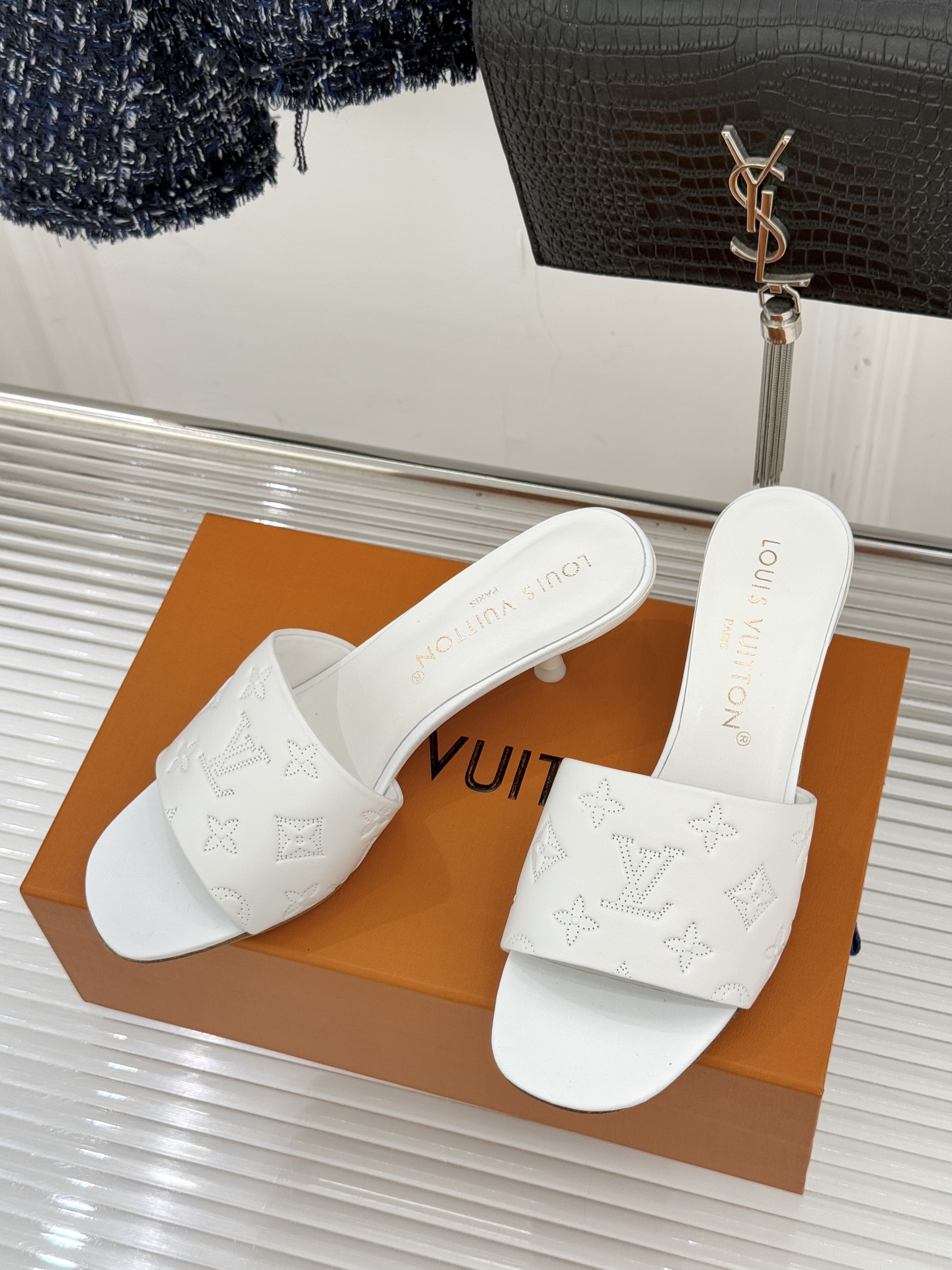 L*V驴家经典压花平底高跟拖鞋🆕小红书超级爆款经典经典压花设计 清新俏皮 穿搭率极高 百搭又吸睛大方又百