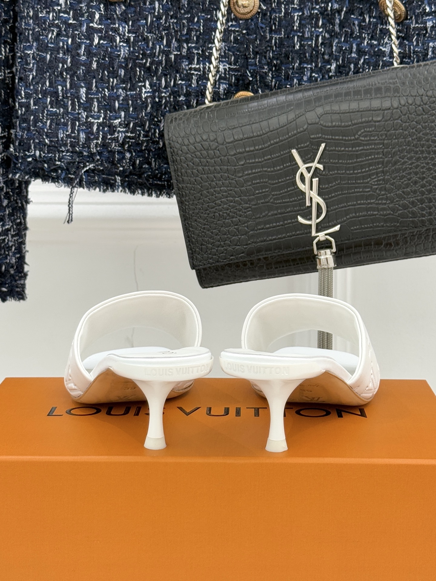 L*V驴家经典压花平底高跟拖鞋🆕小红书超级爆款经典经典压花设计 清新俏皮 穿搭率极高 百搭又吸睛大方又百