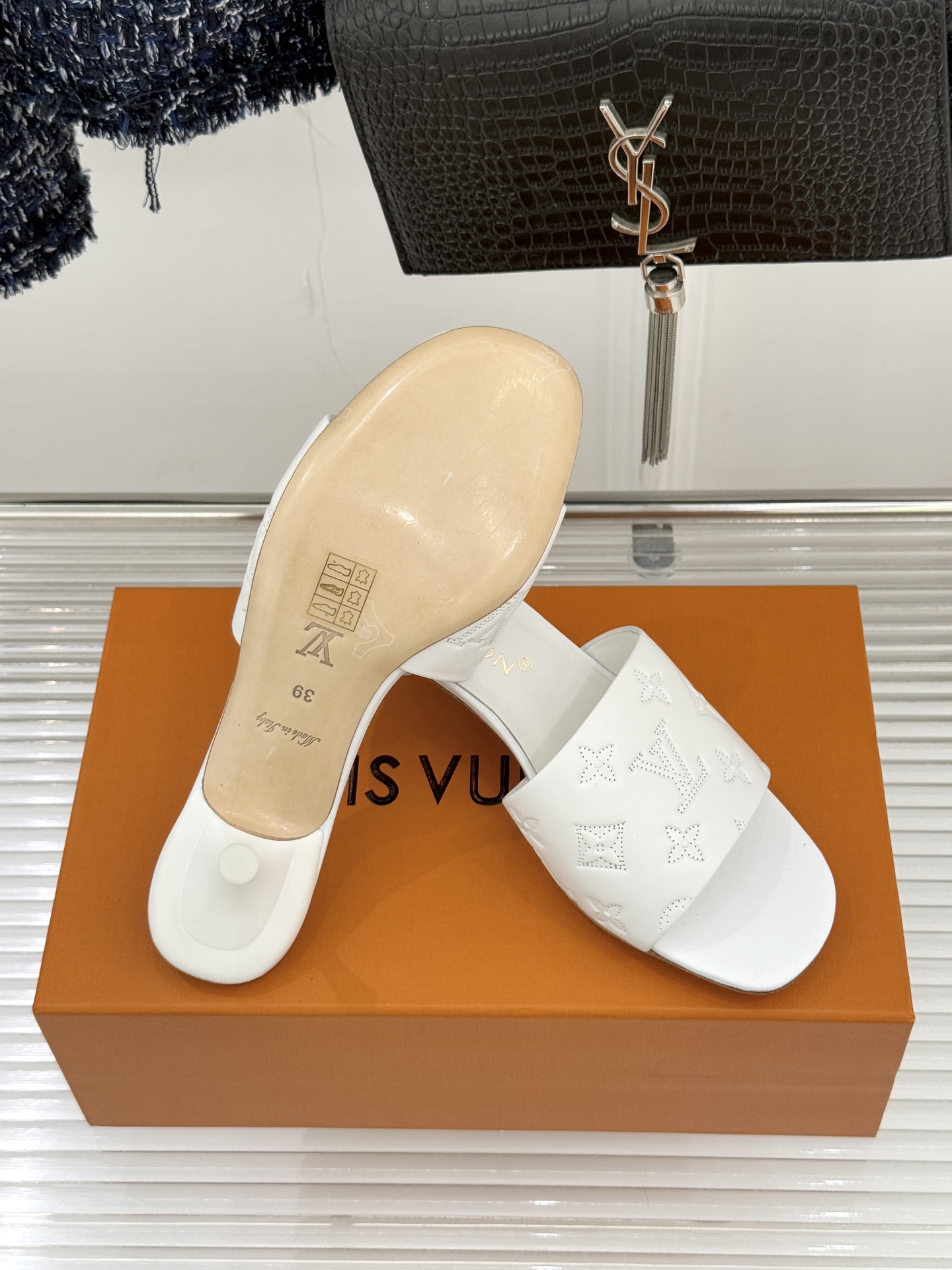 L*V驴家经典压花平底高跟拖鞋🆕小红书超级爆款经典经典压花设计 清新俏皮 穿搭率极高 百搭又吸睛大方又百