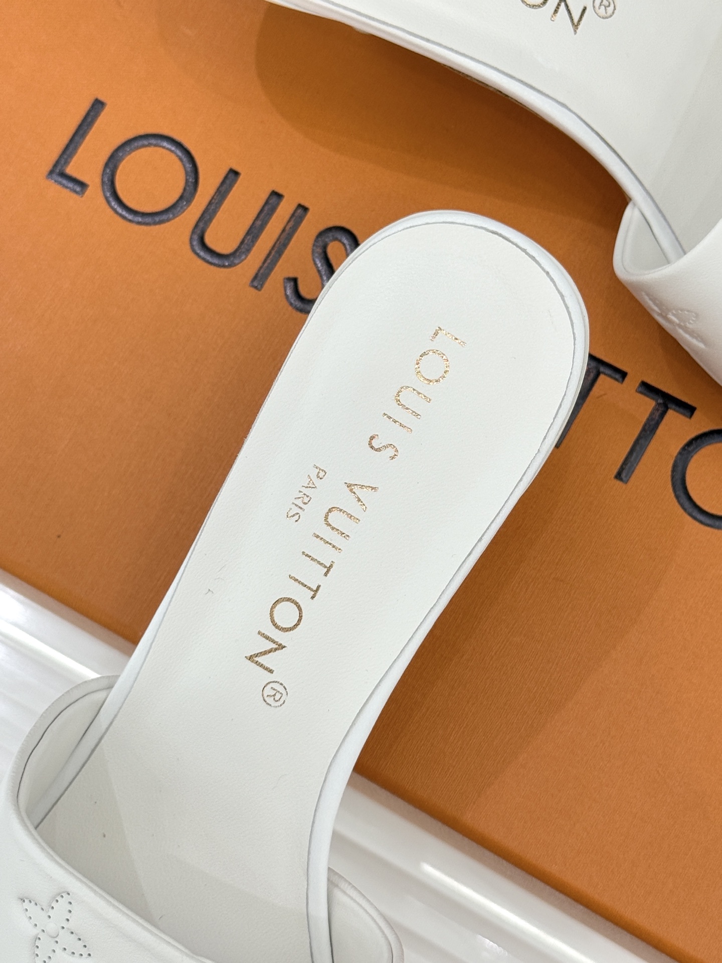 L*V驴家经典压花平底高跟拖鞋🆕小红书超级爆款经典经典压花设计 清新俏皮 穿搭率极高 百搭又吸睛大方又百