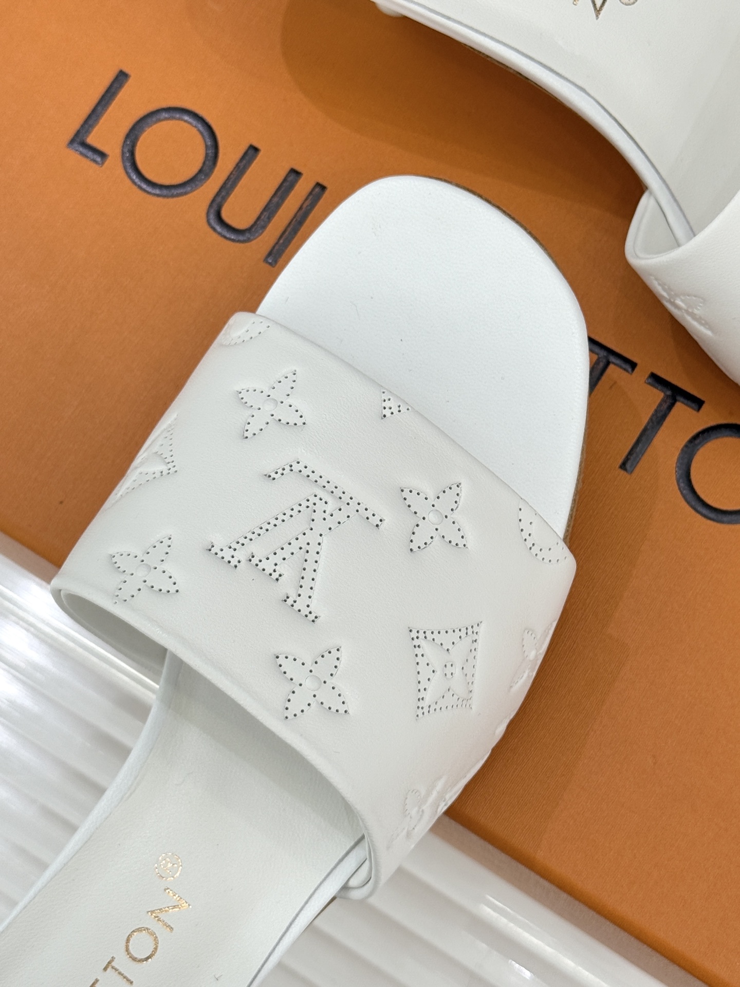 L*V驴家经典压花平底高跟拖鞋🆕小红书超级爆款经典经典压花设计 清新俏皮 穿搭率极高 百搭又吸睛大方又百