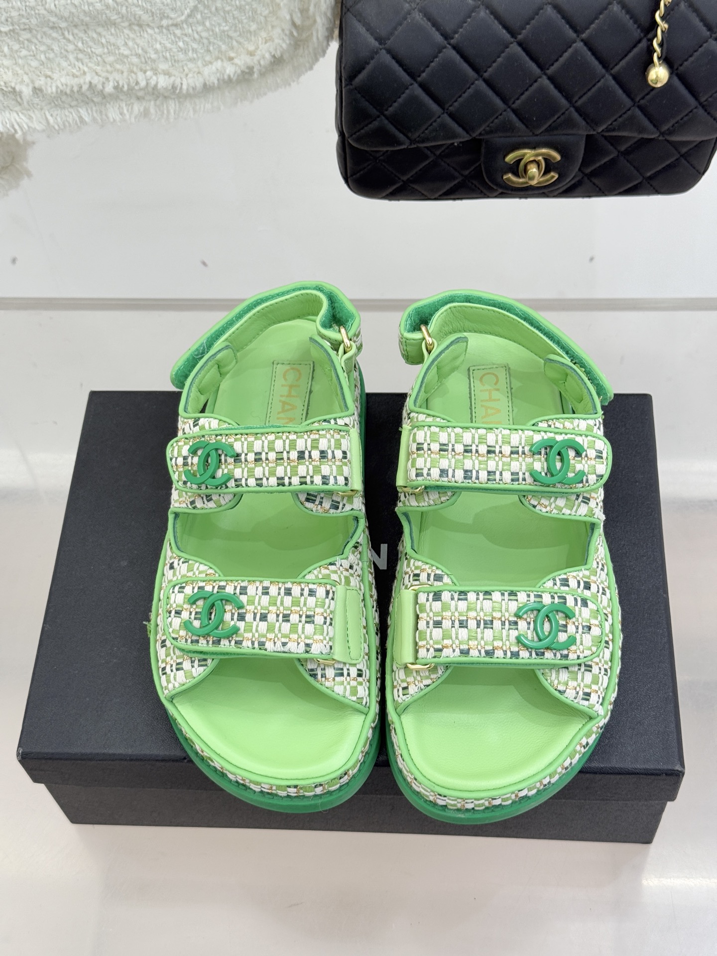 CHANE* ｜小香经典春夏双C魔术贴沙滩凉鞋香奶奶每年都必须要火爆一场的款式 这一系列真是搭配神器明星