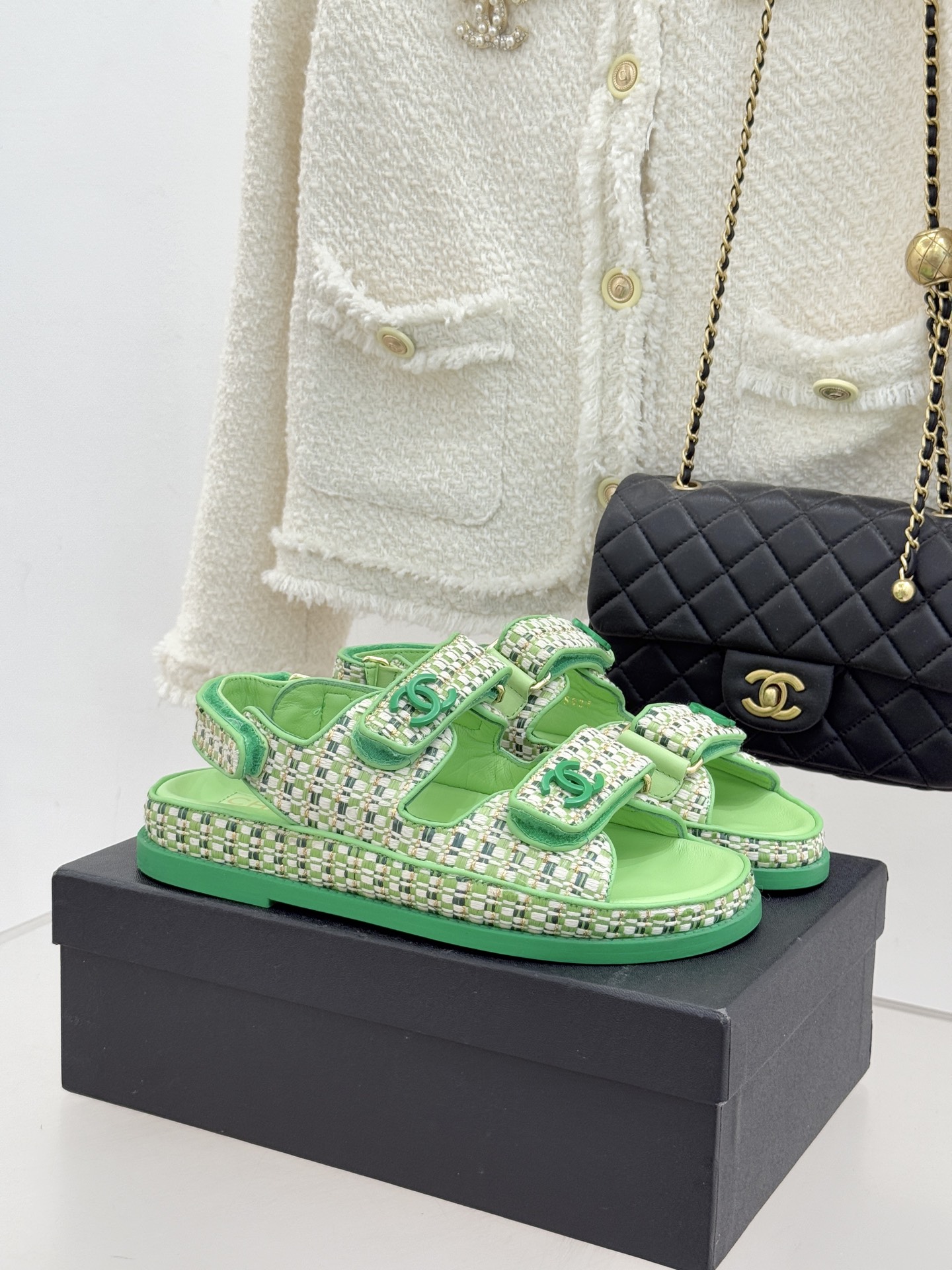 CHANE* ｜小香经典春夏双C魔术贴沙滩凉鞋香奶奶每年都必须要火爆一场的款式 这一系列真是搭配神器明星