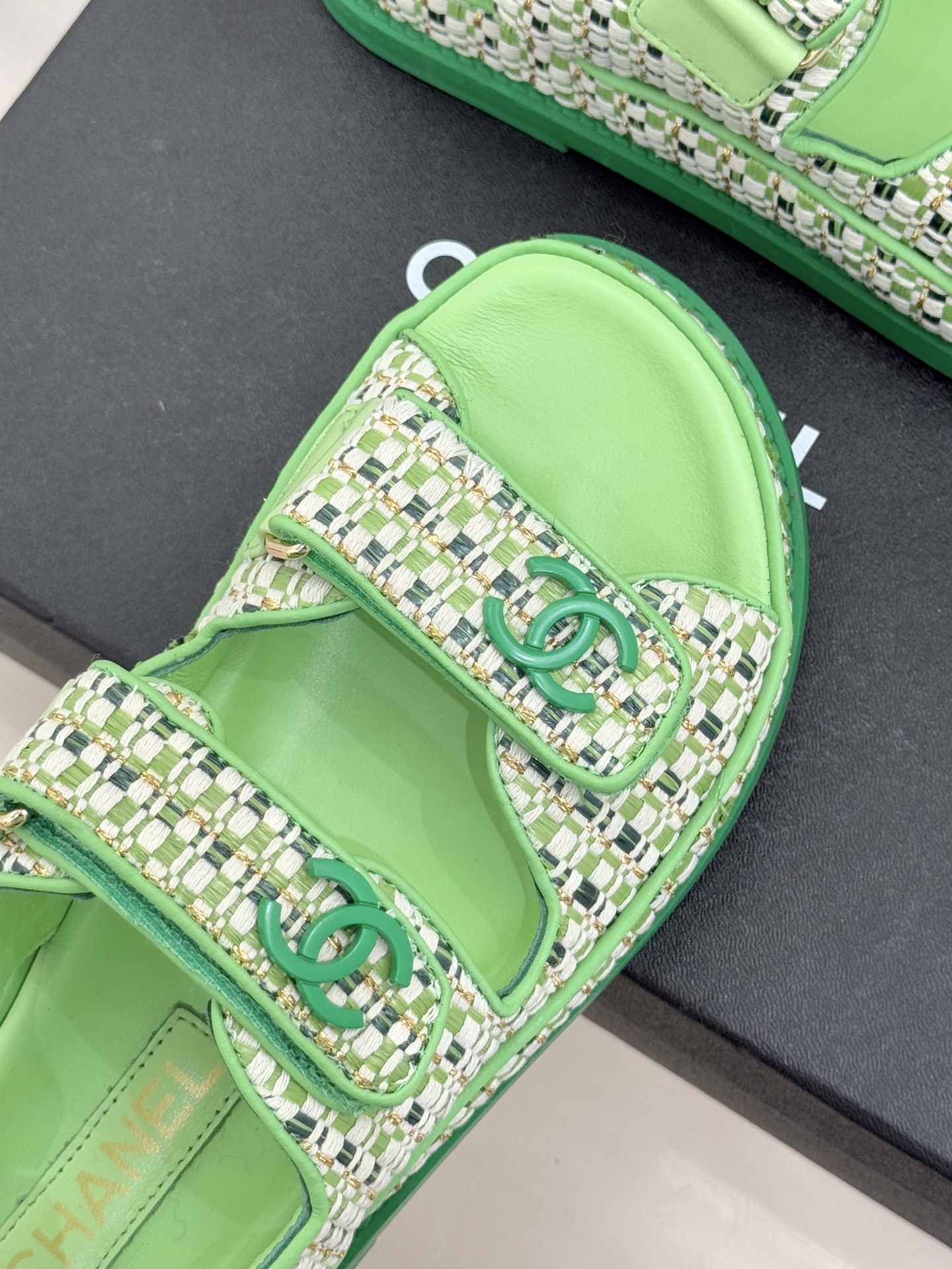 CHANE* ｜小香经典春夏双C魔术贴沙滩凉鞋香奶奶每年都必须要火爆一场的款式 这一系列真是搭配神器明星