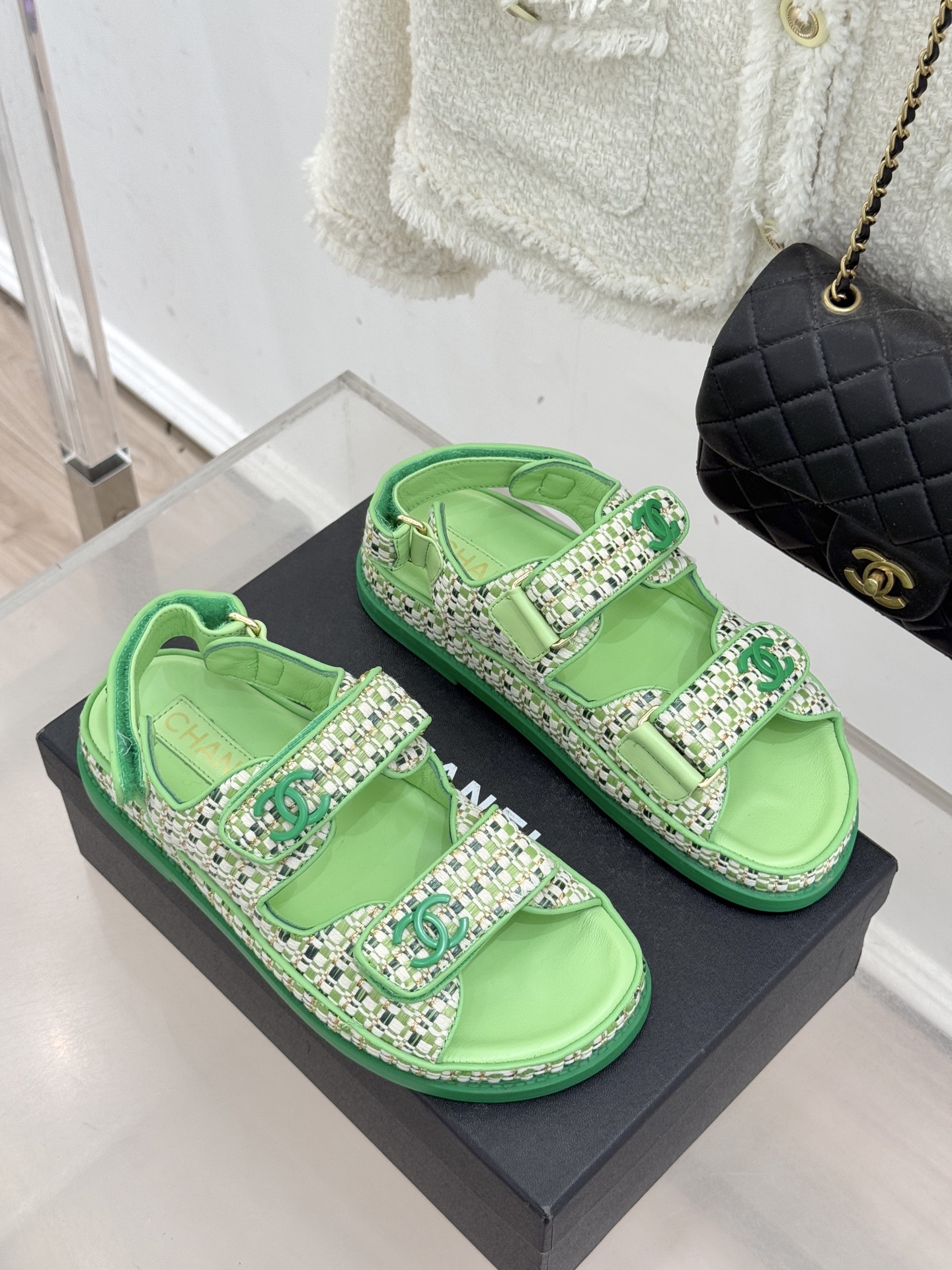 CHANE* ｜小香经典春夏双C魔术贴沙滩凉鞋香奶奶每年都必须要火爆一场的款式 这一系列真是搭配神器明星