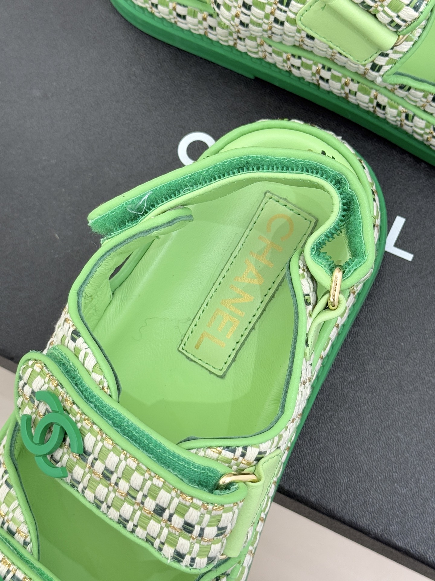 CHANE* ｜小香经典春夏双C魔术贴沙滩凉鞋香奶奶每年都必须要火爆一场的款式 这一系列真是搭配神器明星