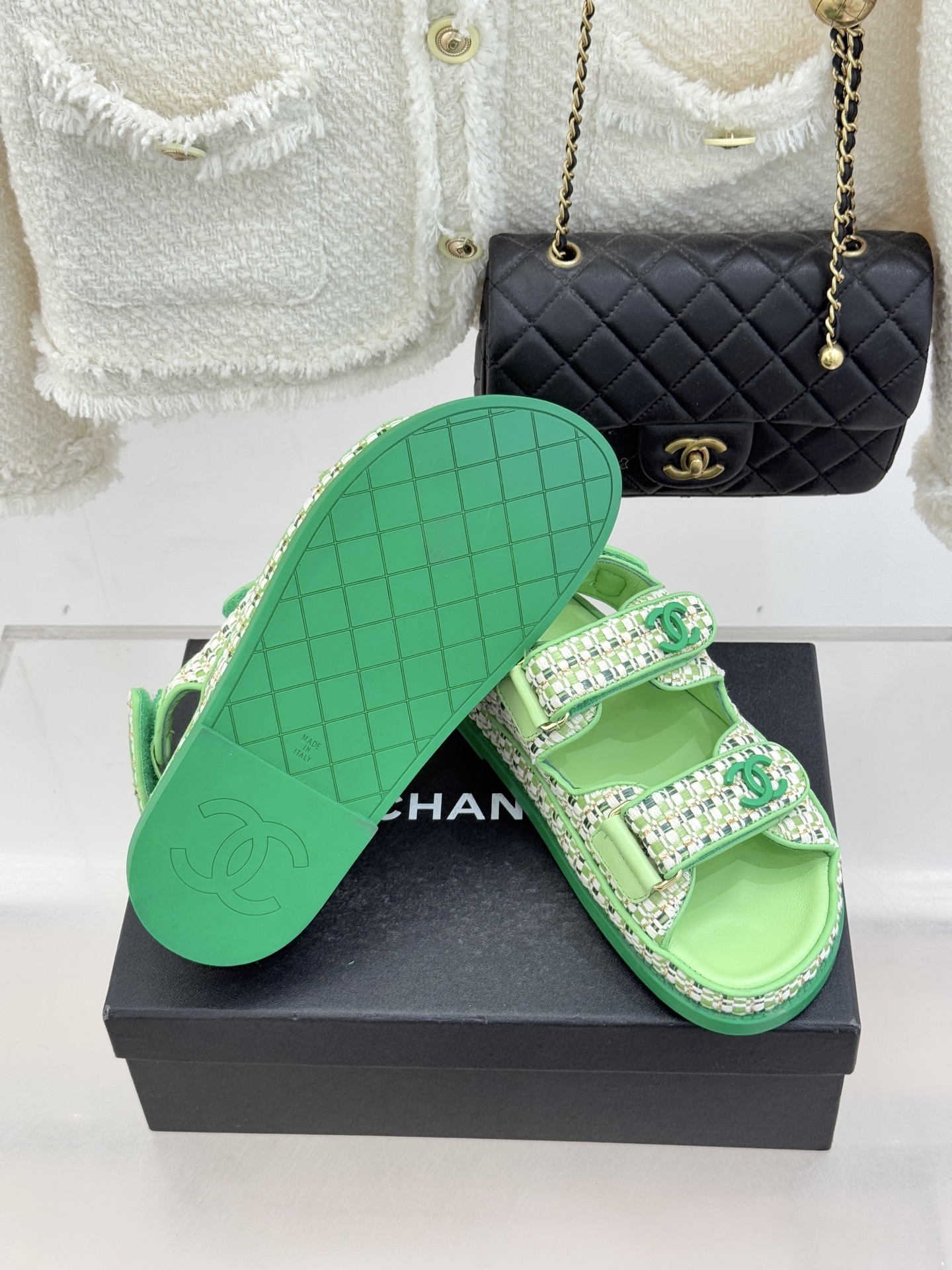 CHANE* ｜小香经典春夏双C魔术贴沙滩凉鞋香奶奶每年都必须要火爆一场的款式 这一系列真是搭配神器明星