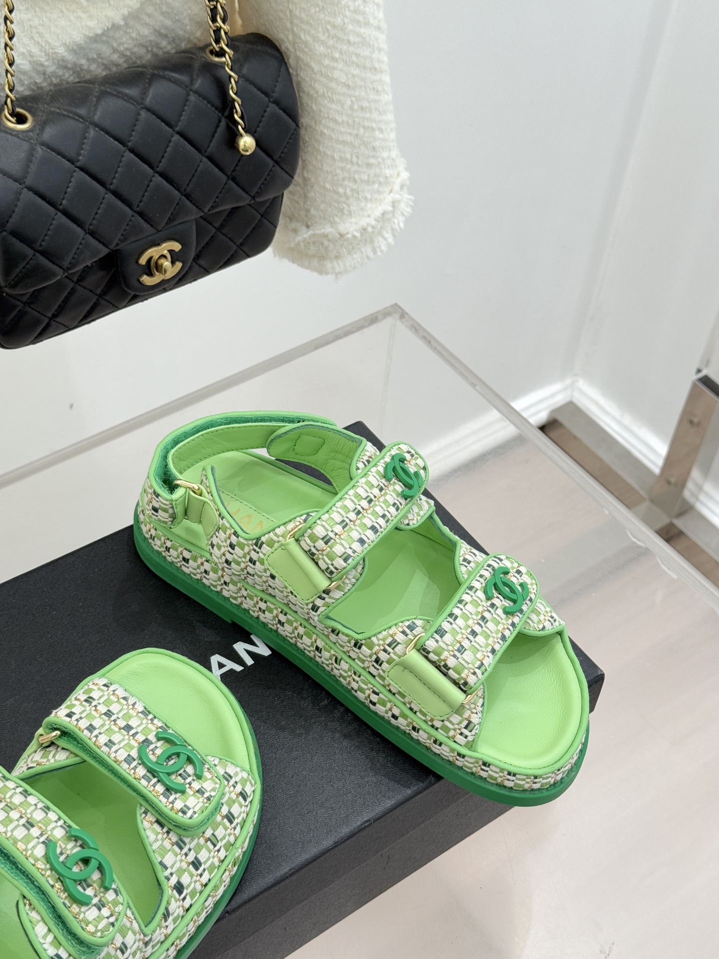 CHANE* ｜小香经典春夏双C魔术贴沙滩凉鞋香奶奶每年都必须要火爆一场的款式 这一系列真是搭配神器明星