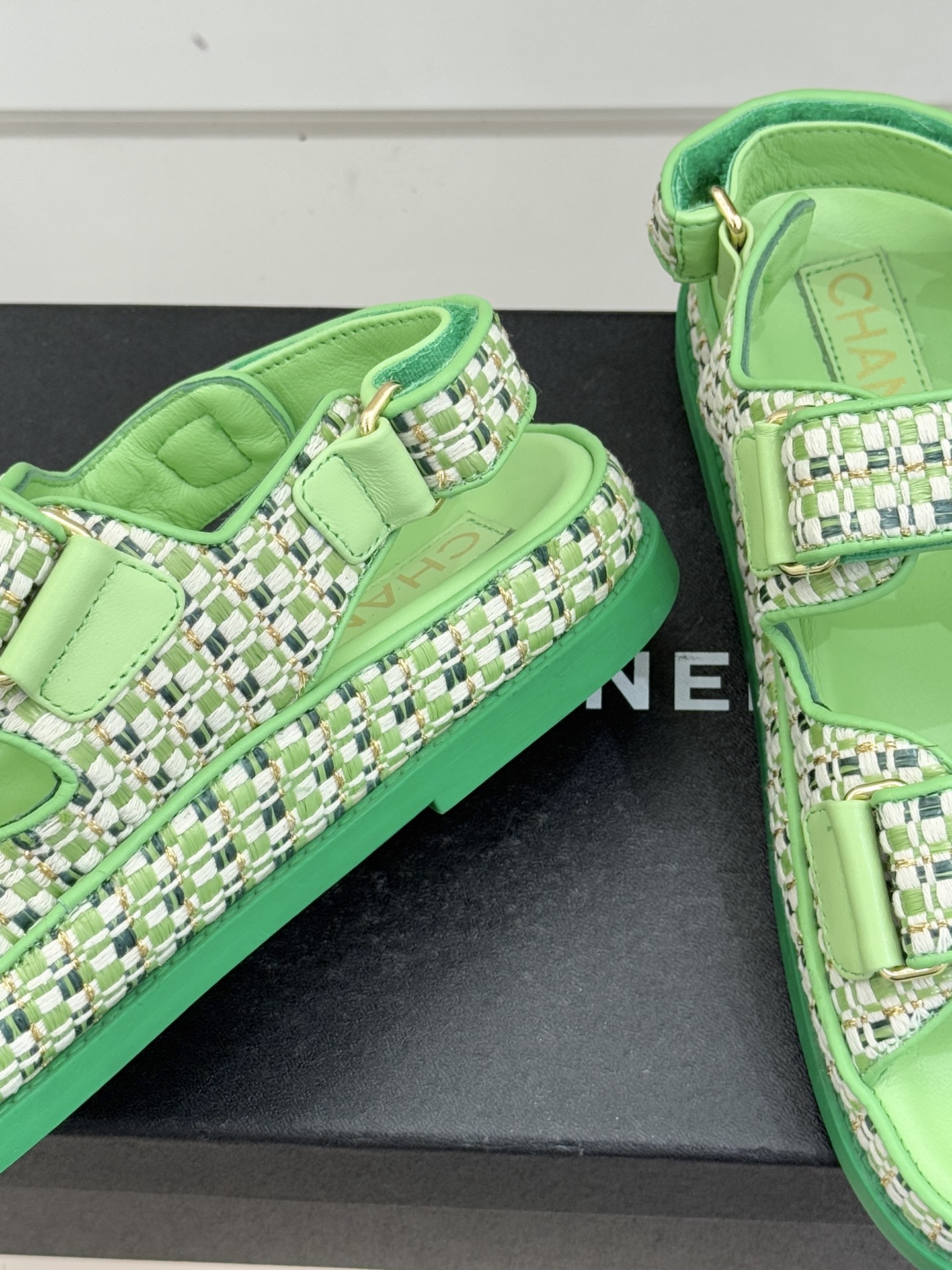 CHANE* ｜小香经典春夏双C魔术贴沙滩凉鞋香奶奶每年都必须要火爆一场的款式 这一系列真是搭配神器明星