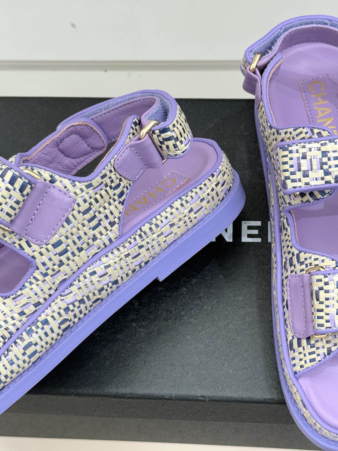 CHANE* ｜小香经典春夏双C魔术贴沙滩凉鞋香奶奶每年都必须要火爆一场的款式 这一系列真是搭配神器明星