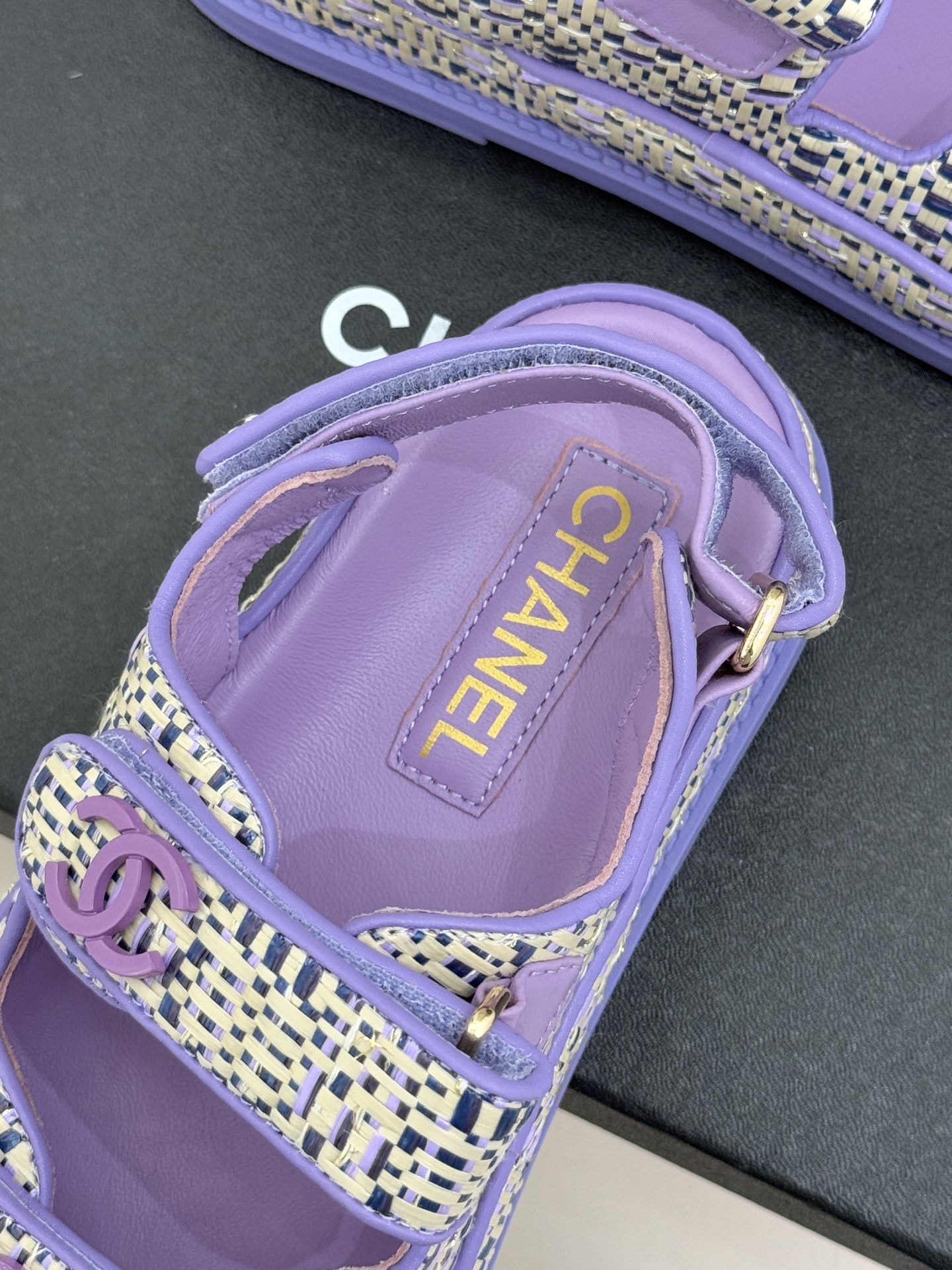 CHANE* ｜小香经典春夏双C魔术贴沙滩凉鞋香奶奶每年都必须要火爆一场的款式 这一系列真是搭配神器明星