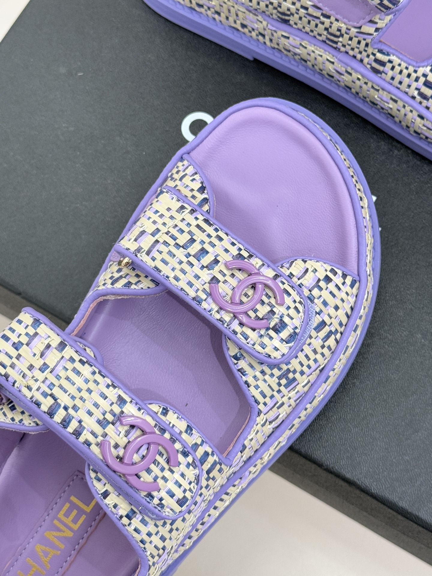 CHANE* ｜小香经典春夏双C魔术贴沙滩凉鞋香奶奶每年都必须要火爆一场的款式 这一系列真是搭配神器明星